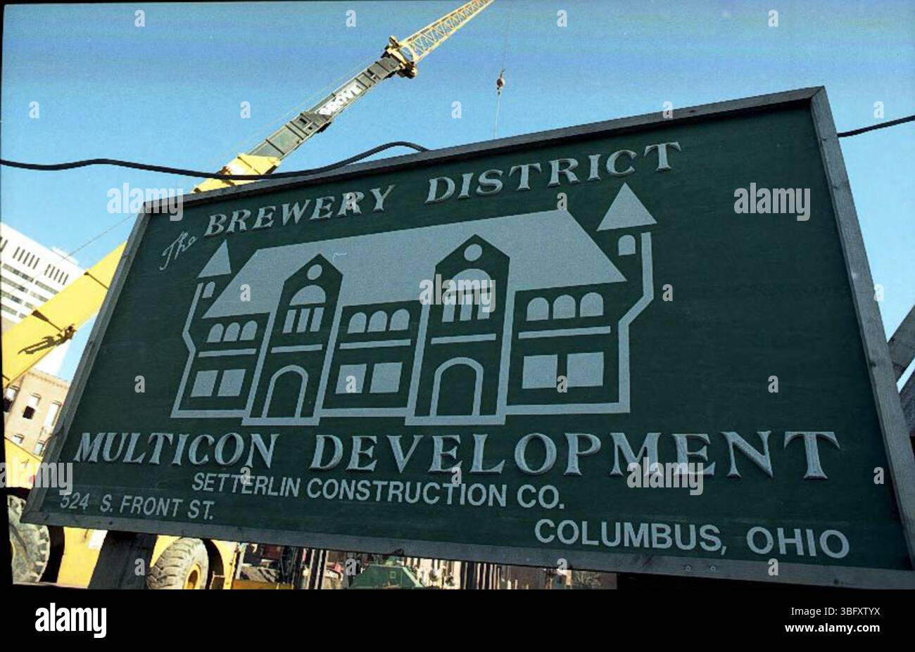 Auf diesem Bild aus dem Jahr 1988 ist der Brauereibezirk von Columbus mit laufenden Bauarbeiten und belebten Restaurants dargestellt. Die Entwicklung des Viertels von industriellen Wurzeln zu einem lebendigen Kulturraum ist in der Szene deutlich zu erkennen. Stockfoto Auf diesem Bild aus dem Jahr 1988 ist der Brauereibezirk von Columbus mit laufenden Bauarbeiten und belebten Restaurants dargestellt. Die Entwicklung des Viertels von industriellen Wurzeln zu einem lebendigen Kulturraum ist in der Szene deutlich zu erkennen. Stockfoto