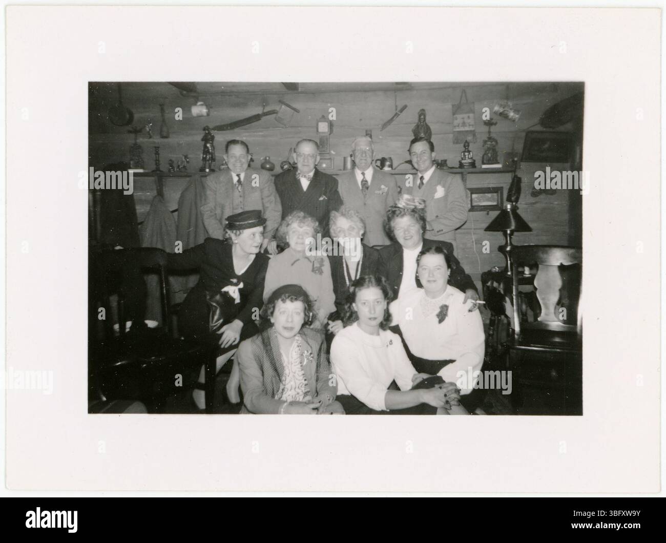 Eine Sammlung von Fotografien und Ephemeren, die John Carter 'Conn' Baker (1870–1944) dokumentieren, einen Radfahrer, der in den 1880er Jahren für Weltrekorde in Geschwindigkeit und Ausdauer bekannt war Baker war ein kühner Stuntdarsteller und der erste, der eine Loop-the-Loop auf einem Sicherheitsfahrrad aufführte. 1901 trat er dem Forepaugh bei und verkaufte Circus als J. C. Carter in einem Teufelskostüm. Er tourte durch Asien und traf Laura Calvert von der Truppe Tiller Girls, die sie 1908 heiratete. Baker und sein Bruder waren Künstler, die sich mit Landschaften und Tieren beschäftigten. Sie kauften und verlegten die 1805 David Beers Blockhütte um 1900. Stockfoto