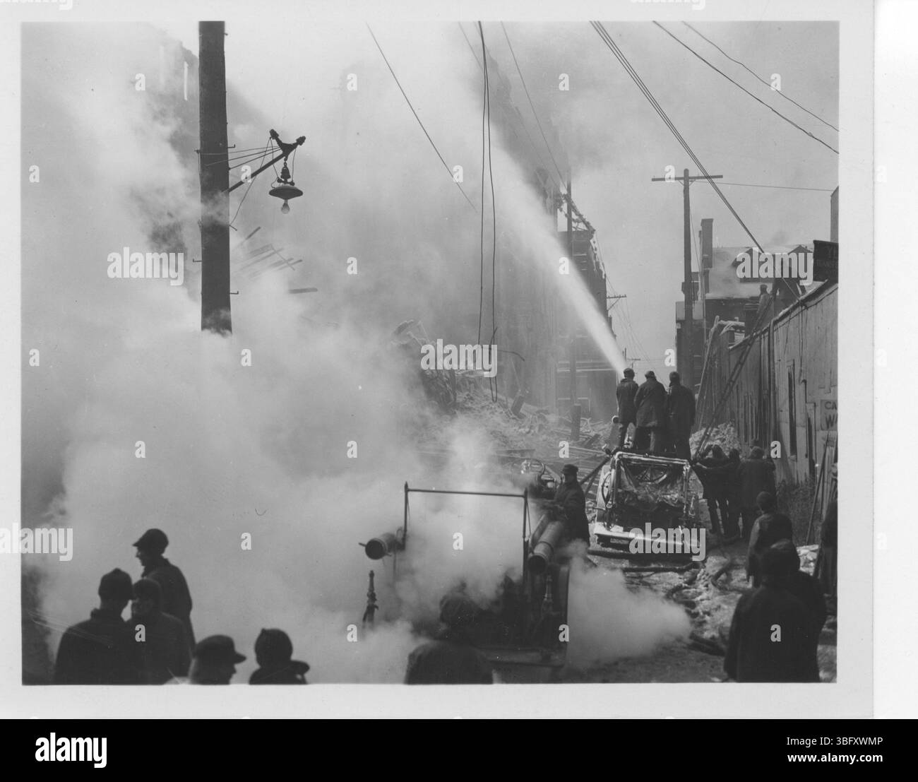 Fotos vom Feuer im Februar 1936 in der Oddfellows Hall in Columbus, wo fünf Feuerwehrleute starben, als die Rückwand bei einem Brand einbrach. Das Feuer begann am Ofen, und der Einsturz wurde auf den verfallenen Mörtel zurückgeführt. Das Ereignis führte zu Änderungen der Brandbekämpfungsverfahren, wodurch die Sicherheitsmaßnahmen für Ersthelfer verbessert wurden. Das Gebäude an der S. High Street war eines der ältesten der Stadt. Stockfoto