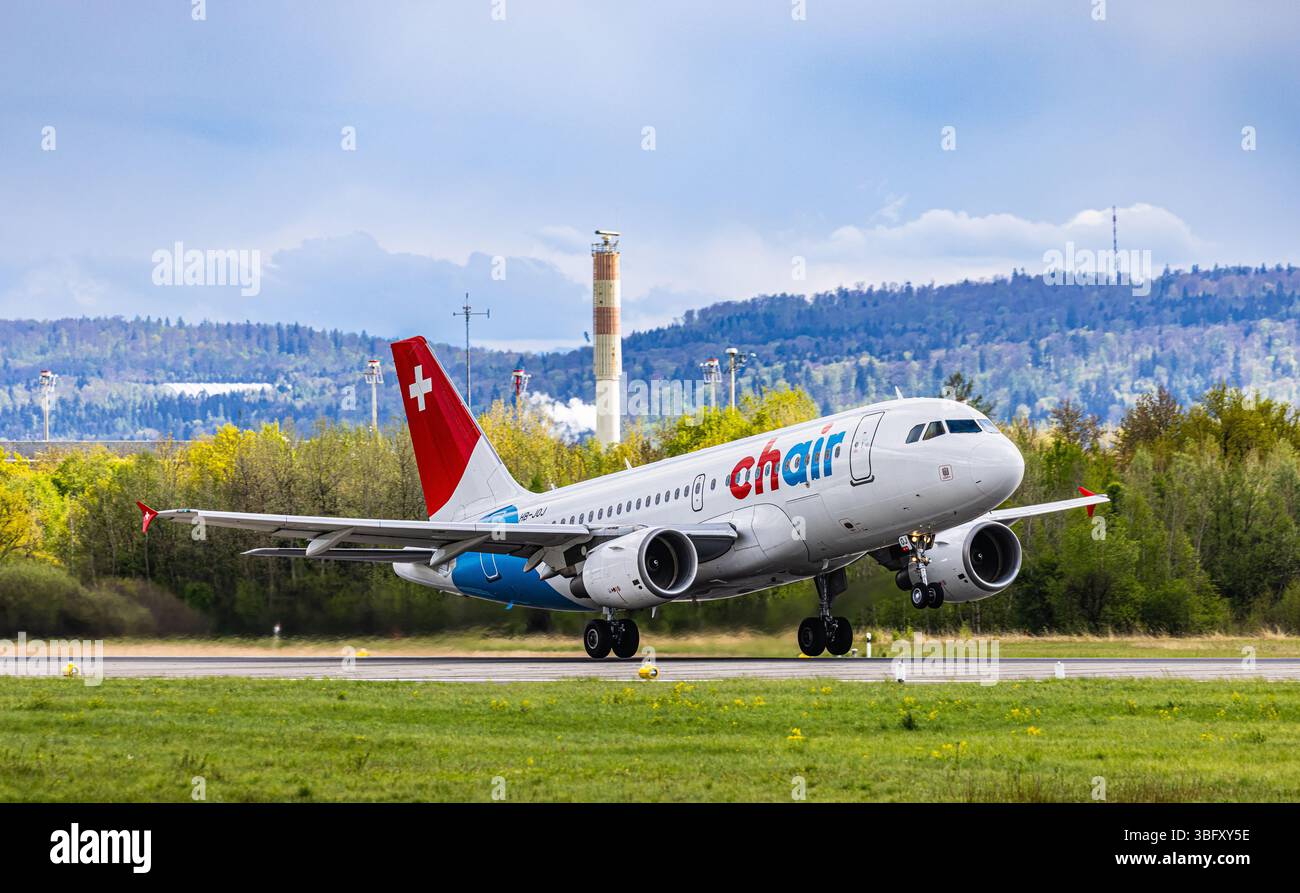 Zürich, Schweiz, 21. April 2025: Ein Airbus A319-112 von Chair Airlines startet von der Start- und Landebahn des Flughafens Zürich. Registrierung HB-JOJ (Andrea Stockfoto