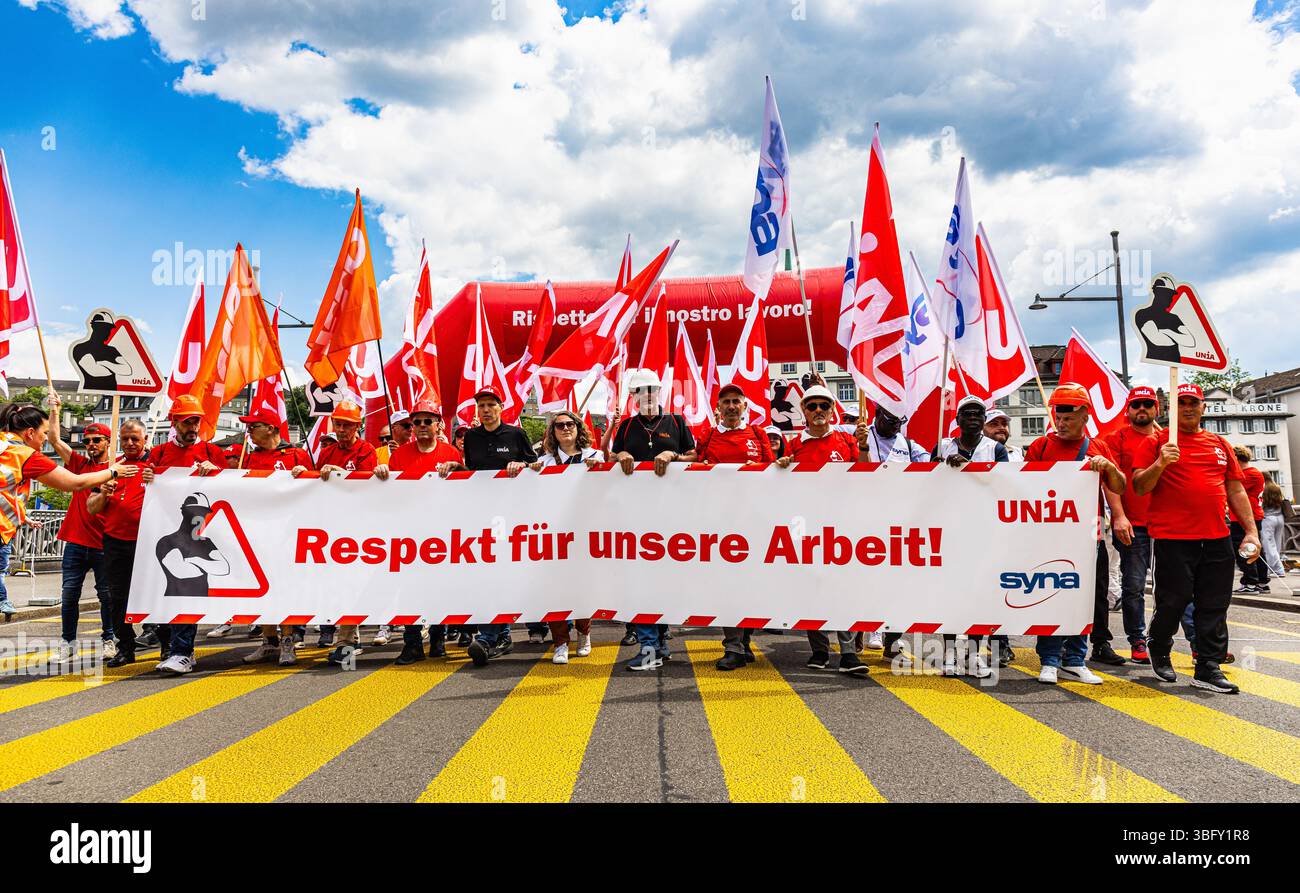 Zürich, Schweiz, 17. Mai 2025: Mehrere hundert Bauarbeiter demonstrierten in Zürich für kürzere Arbeitszeiten und bessere Bedingungen. Das d Stockfoto