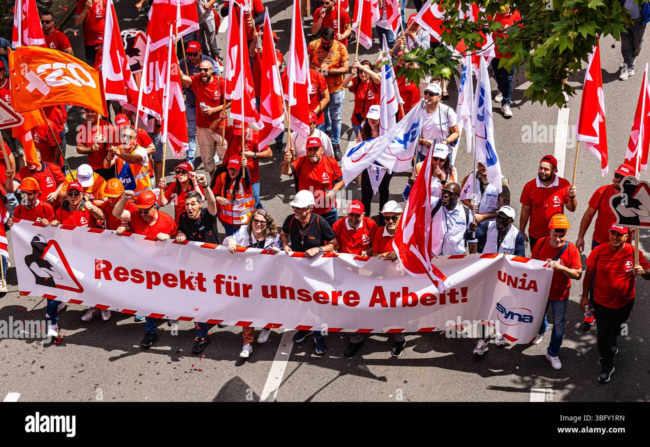 Zürich, Schweiz, 17. Mai 2025: Mehrere hundert Bauarbeiter demonstrierten in Zürich für kürzere Arbeitszeiten und bessere Bedingungen. Das d Stockfoto