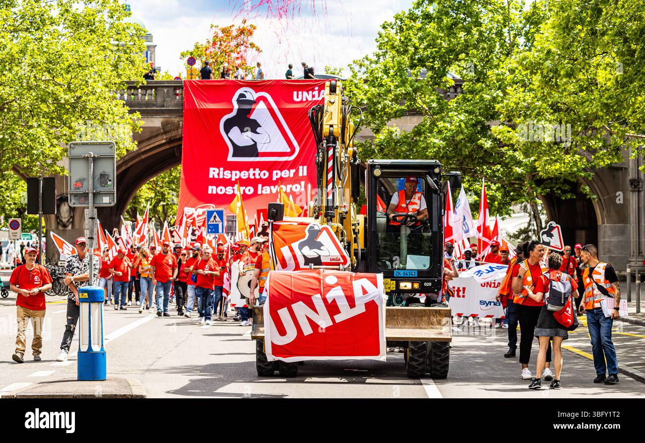 Zürich, Schweiz, 17. Mai 2025: Mehrere hundert Bauarbeiter demonstrierten in Zürich für kürzere Arbeitszeiten und bessere Bedingungen. Das d Stockfoto