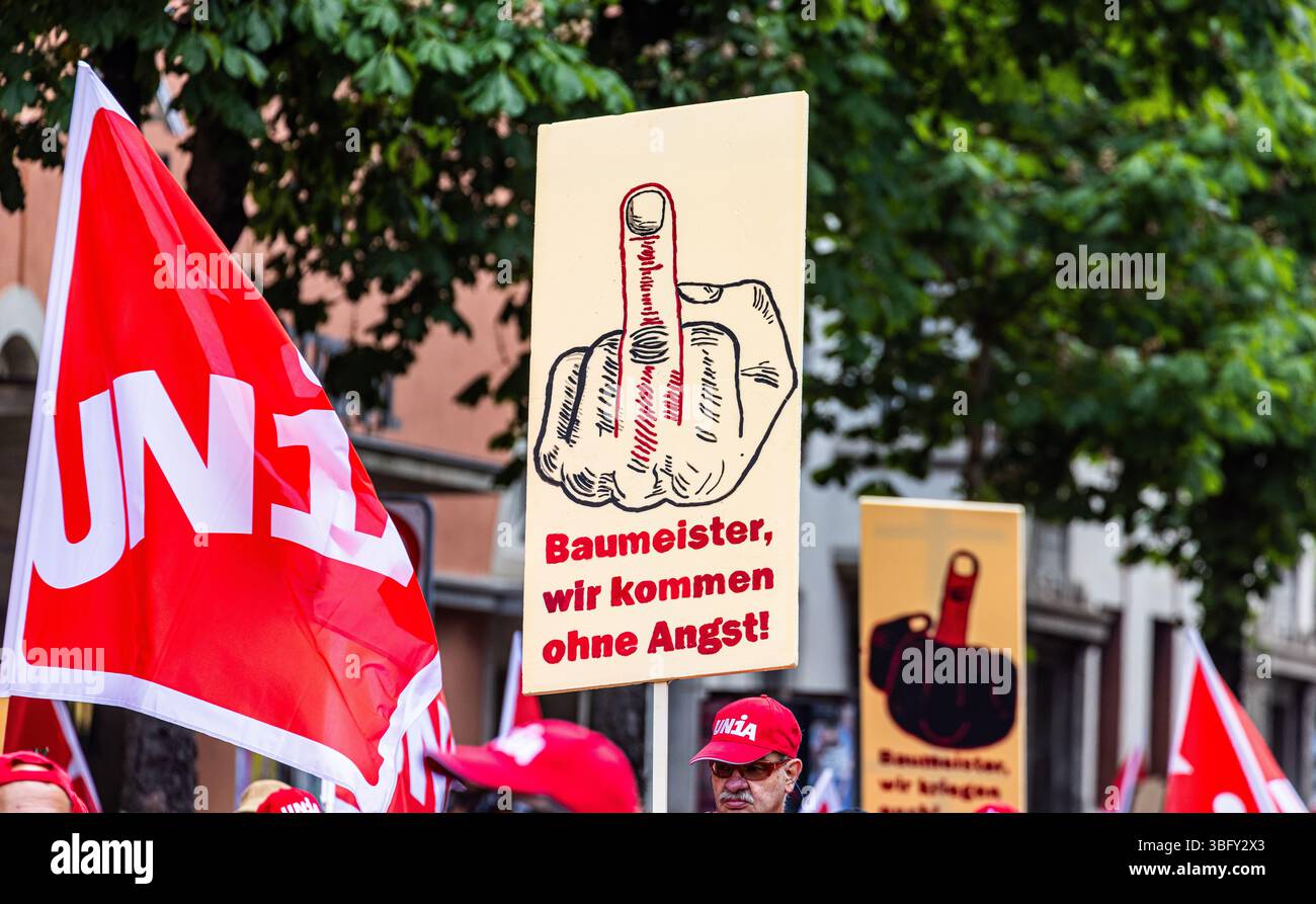 Zürich, Schweiz, 17. Mai 2025: Mehrere hundert Bauarbeiter demonstrierten in Zürich für kürzere Arbeitszeiten und bessere Bedingungen. Das d Stockfoto