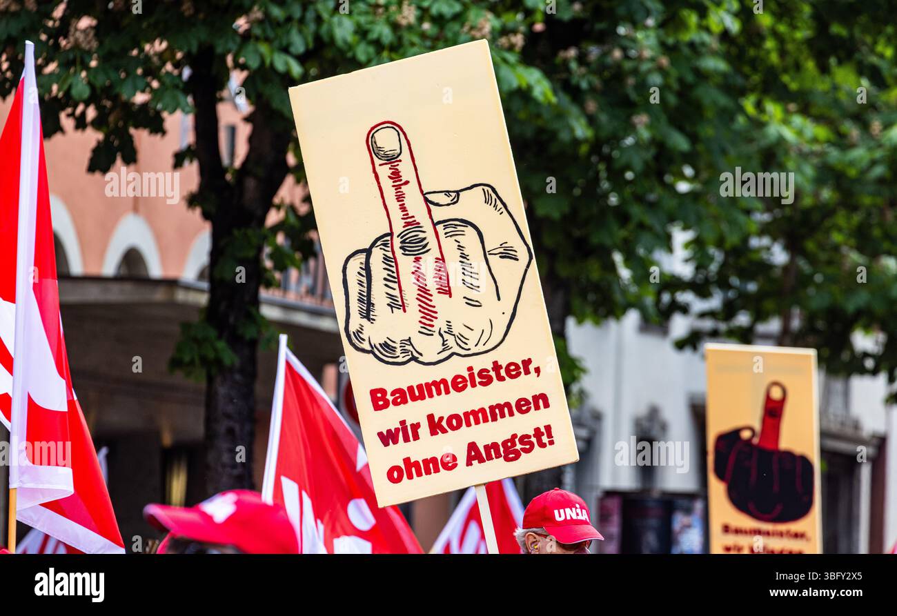 Zürich, Schweiz, 17. Mai 2025: Mehrere hundert Bauarbeiter demonstrierten in Zürich für kürzere Arbeitszeiten und bessere Bedingungen. Das d Stockfoto