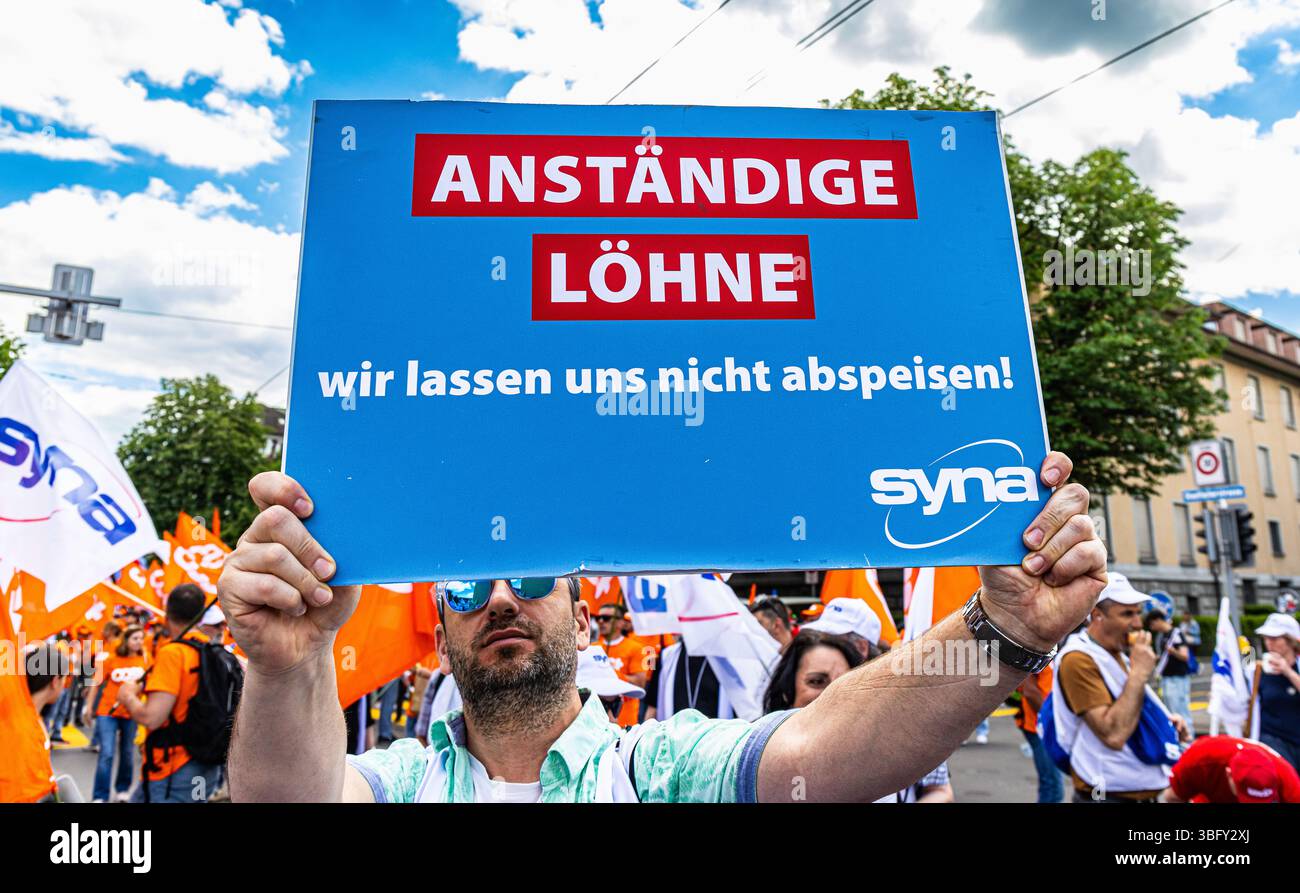 Zürich, Schweiz, 17. Mai 2025: Mehrere hundert Bauarbeiter demonstrierten in Zürich für kürzere Arbeitszeiten und bessere Bedingungen. Das d Stockfoto