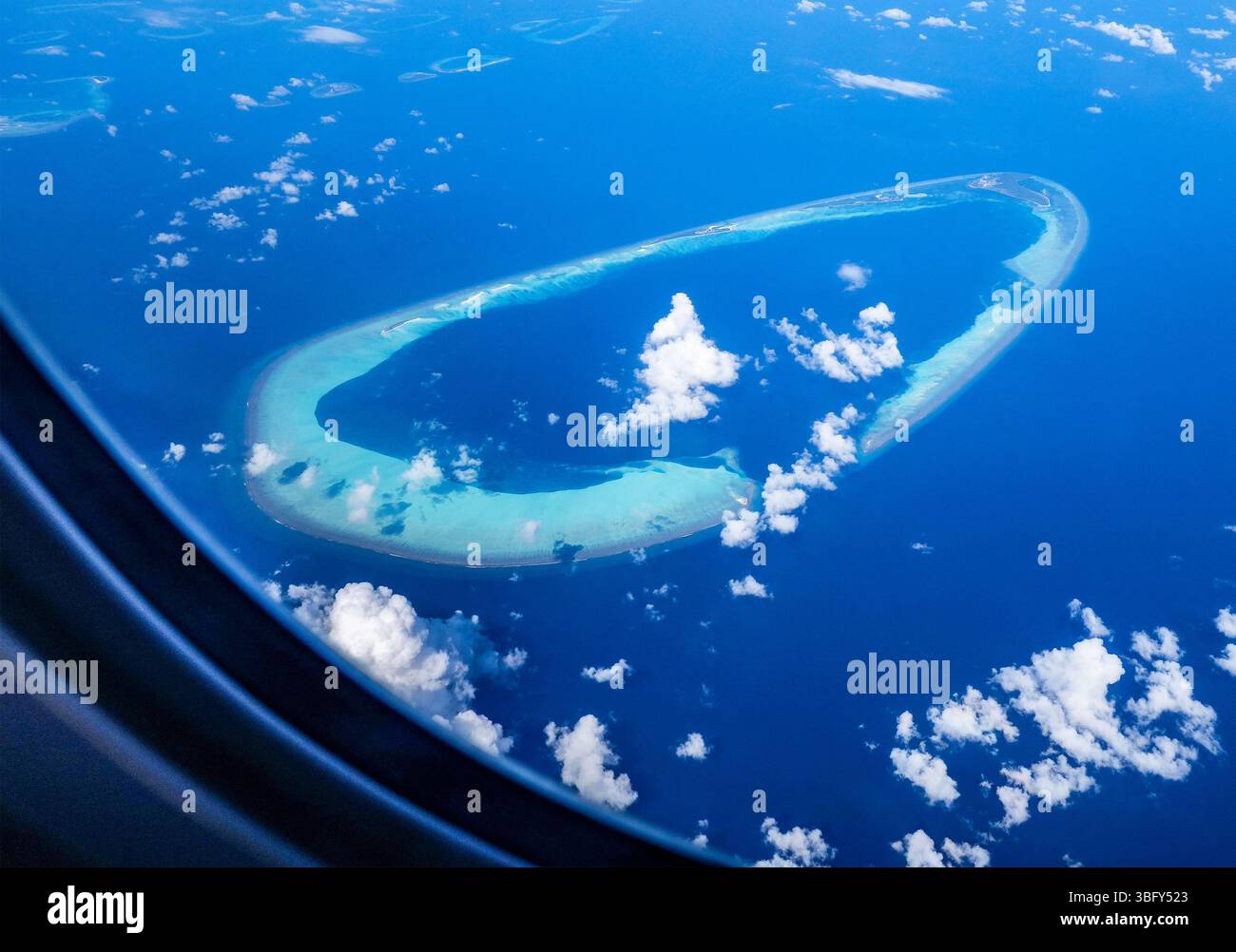 Luftaufnahme von Koralleninseln und Atollen, den Malediven und dem Indischen Ozean Stockfoto