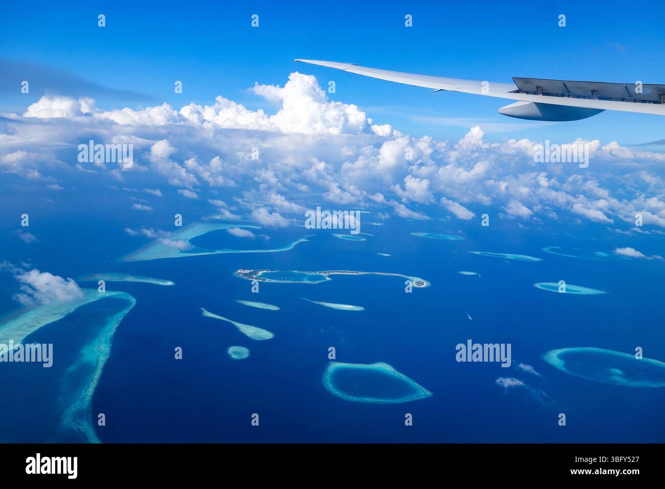Luftaufnahme von Koralleninseln und Atollen, den Malediven und dem Indischen Ozean Stockfoto