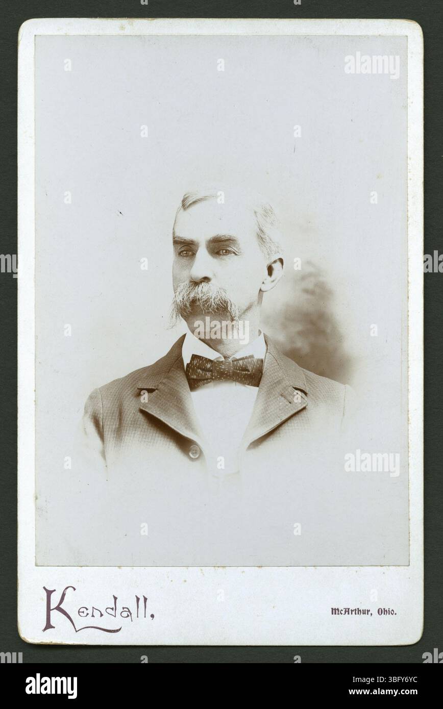 Dieses Studio-Porträt zeigt Barnett A. Hook, einen Handwerkskünstler aus McArthur, Ohio, in einem dunklen Anzug, einem weißen Button-up-Hemd und einer gemusterten Schleife. Stockfoto