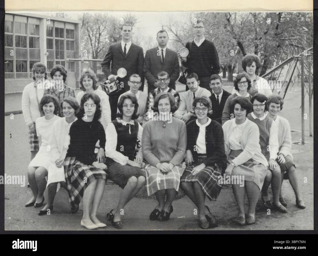Seite 5 des Jahrbuchs 1965 *der Trojaner* mit zusätzlichen Schülerporträts, Clubaktivitäten und bemerkenswerten Momenten aus dem Schuljahr. Stockfoto