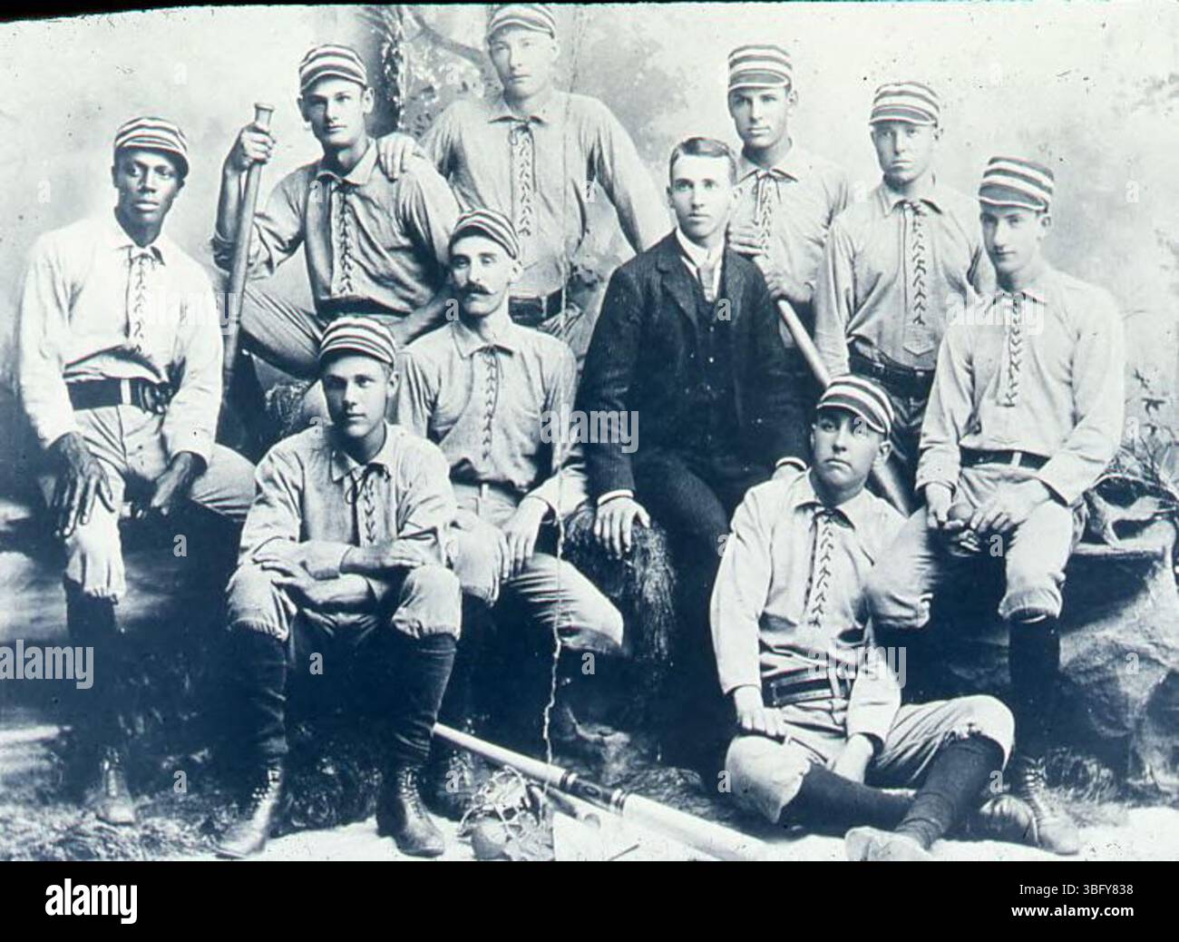 Das Foto von 1887 zeigt J. Higgins, einer der ersten afroamerikanischen Baseballspieler in der Ohio State League, das auf der linken Seite des Fotos zu sehen ist. Stockfoto