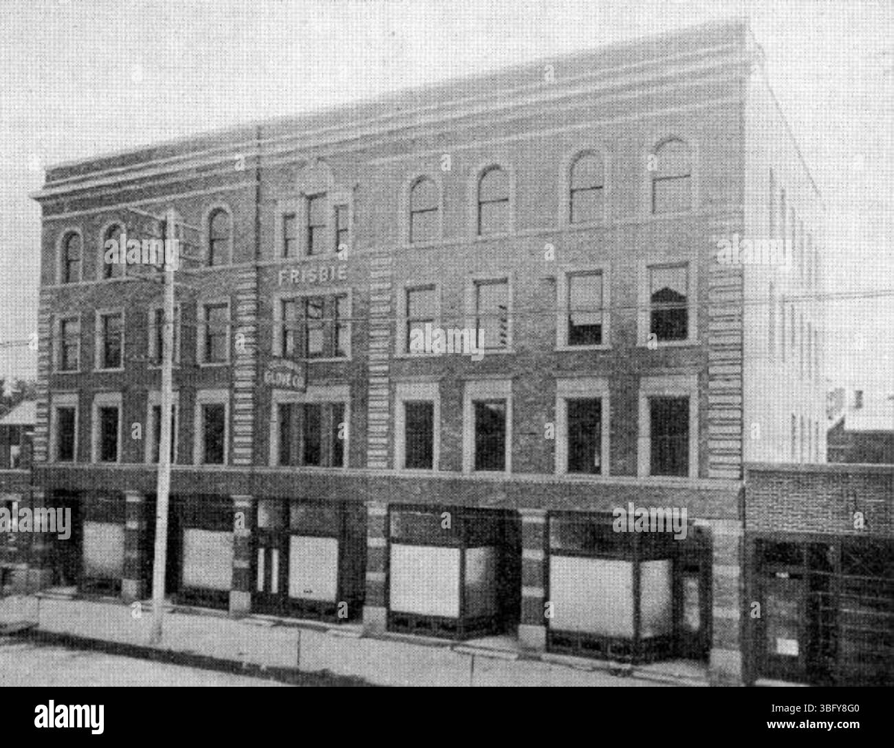Das Gebäude der Columbus Glove Company, das 1904 abgebildet wurde, war einer von mehreren Handschuhherstellern in Columbus. Sie befindet sich an der 747-755 East Long Street und wurde 1905 von William J. Frisbie, dem Präsidenten des Unternehmens, geleitet. Stockfoto