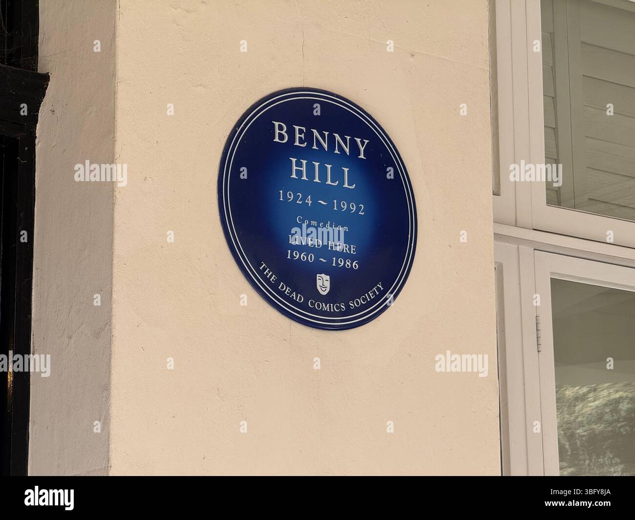 LONDON, ENGLAND – 16. MÄRZ 2025: Eine Gedenktafel markiert die Residenz des Komikers Benny Hill von 1960 bis 1986. Stockfoto