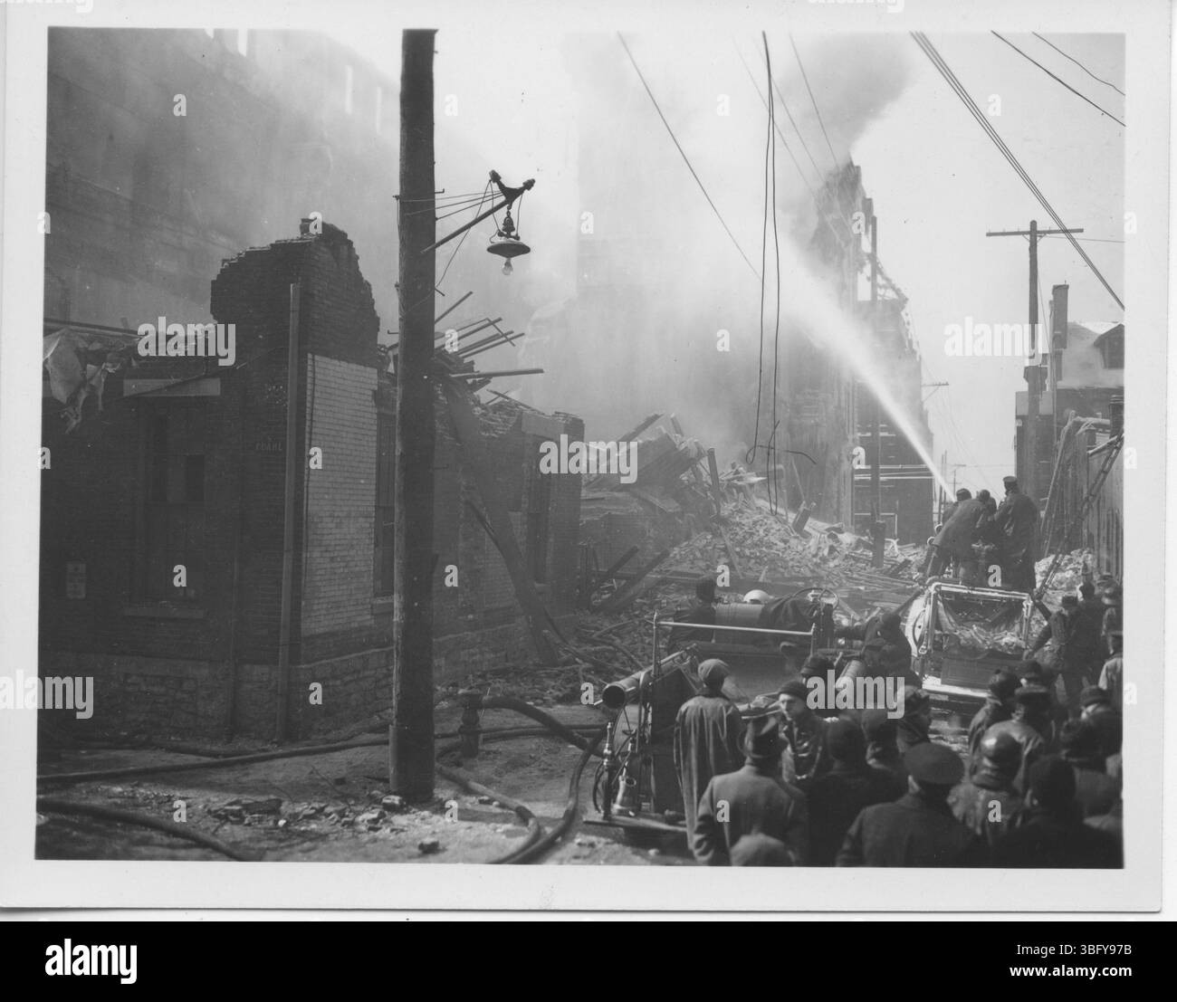 Fotos des Feuers in der Oddfellows Hall im Jahr 1936, bei dem fünf Columbus-Feuerwehrleute ums Leben kamen. Der Brand ereignete sich am 19. Februar, als eine Rückwand des vierstöckigen Gebäudes einstürzte. Die 1868 erbaute Independent Order of Odd Fellows Hall befand sich in der S. High Street in Columbus. Der verfallene Mörser wurde für die Tragödie verantwortlich gemacht. Fünf Feuerwehrleute, darunter Herbert Harrington und Otto Ignatze, starben ihr Leben. Stockfoto