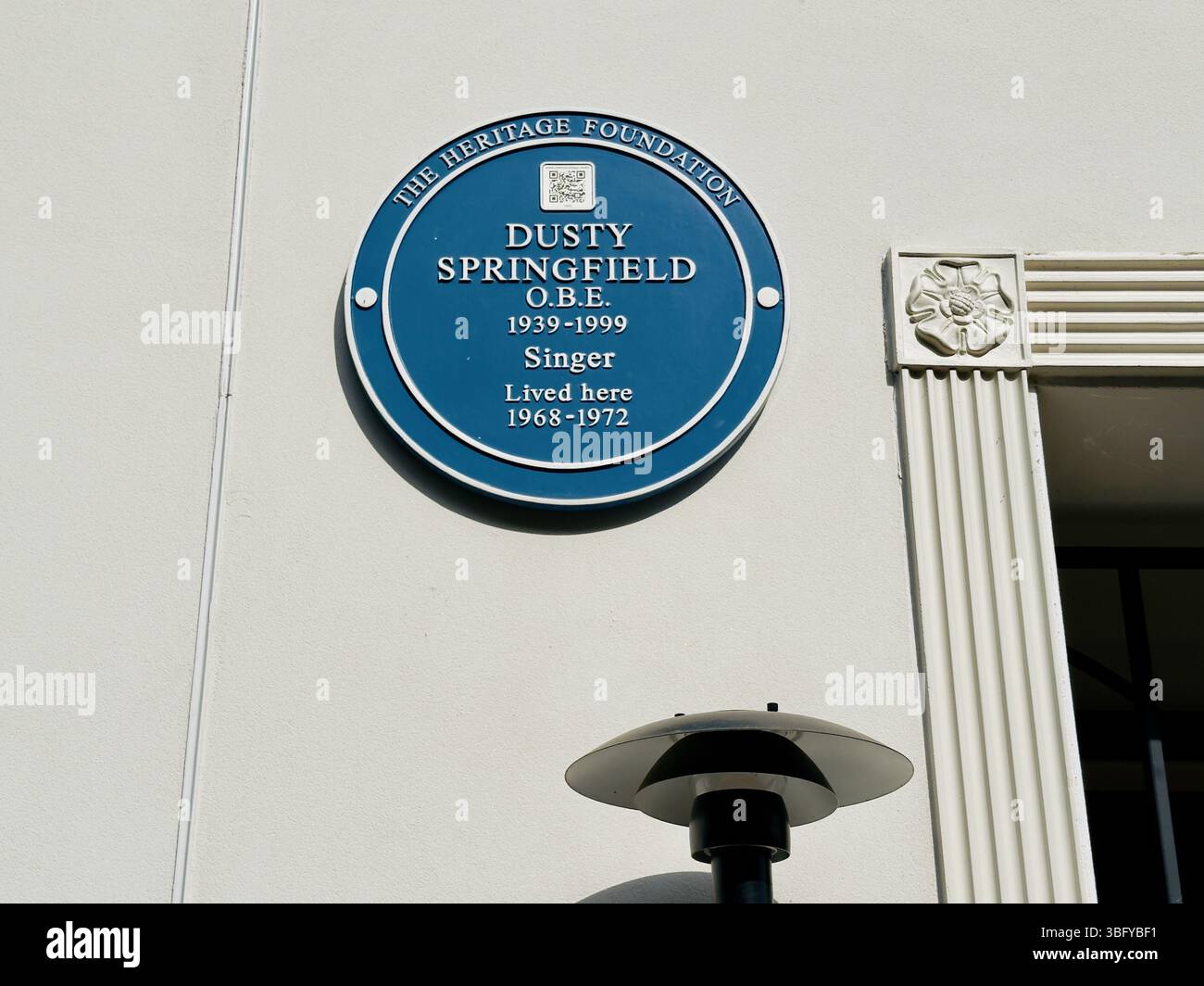 LONDON, ENGLAND – 13. APRIL 2025: Eine blaue Gedenktafel im Holland Park, London, erinnert an Dusty Springfield O.B.E., der hier von 1968 bis 1972 lebte Stockfoto