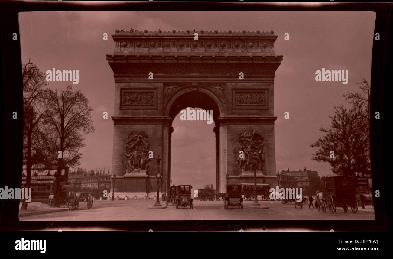 Autos und Wagen fahren unter dem Arc de Triomphe in Paris. Das Foto wurde 1913 während der Europatour der Arrases aufgenommen, die Wahrzeichen in Paris dokumentierte. Stockfoto