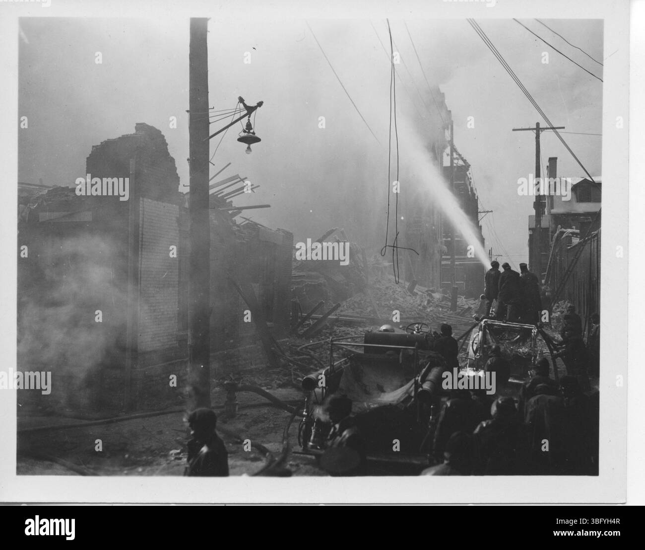 Der tragische Brand von 1936 in der Oddfellows Hall führte zum Tod von fünf Columbus-Feuerwehrleuten, als die Rückwand des Gebäudes einstürzte. Das Feuer, das am Ofen ausbrach, beschädigte die vierstöckige Halle, die 1868 erbaut wurde. Der Vorfall offenbarte die Gefahren von verderbtem Mörtel und führte zu Verbesserungen der Brandschutzmaßnahmen. Fünf Feuerwehrleute, darunter die Kapitäne Otto Ignatze und Robert Welsh, starben bei der Katastrophe. Stockfoto