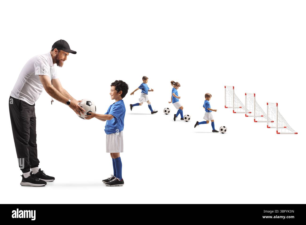 Kinder beim Fußballtraining und ein Trainer, der einem Kind auf weißem Hintergrund den Ball gibt Stockfoto