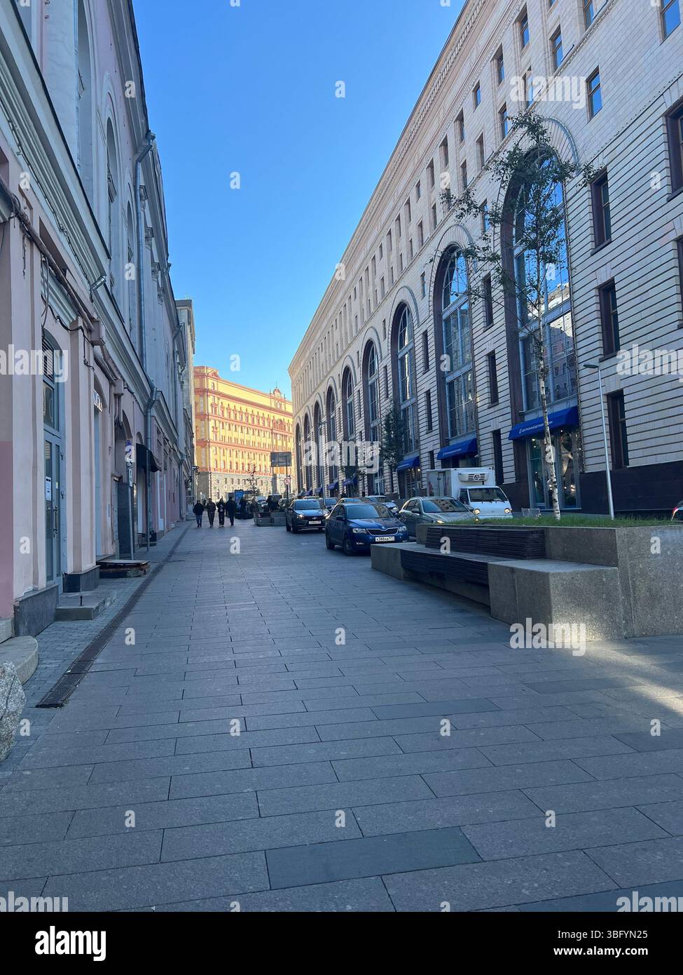 Moskauer Stadtlandschaft mit einer Mischung aus moderner und historischer Architektur unter klarem Himmel – eine dynamische urbane Szene. - Smartphone-aufgenommenes Stockfoto