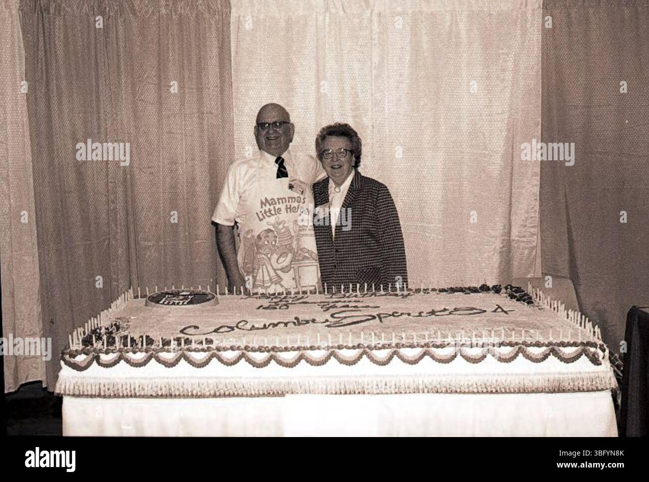 Im Jahr 1984 wurde die Columbus City Charter Sesquicentennial Celebration, auch bekannt als ColumbuSpirit '84, an die Umwandlung der Stadt in eine Stadt aus einem Stadtteil im Jahr 1834 erinnert. Die Feier fand in der Hyatt Regency and Veterans Memorial Hall statt. Stockfoto Im Jahr 1984 wurde die Columbus City Charter Sesquicentennial Celebration, auch bekannt als ColumbuSpirit '84, an die Umwandlung der Stadt in eine Stadt aus einem Stadtteil im Jahr 1834 erinnert. Die Feier fand in der Hyatt Regency and Veterans Memorial Hall statt. Stockfoto