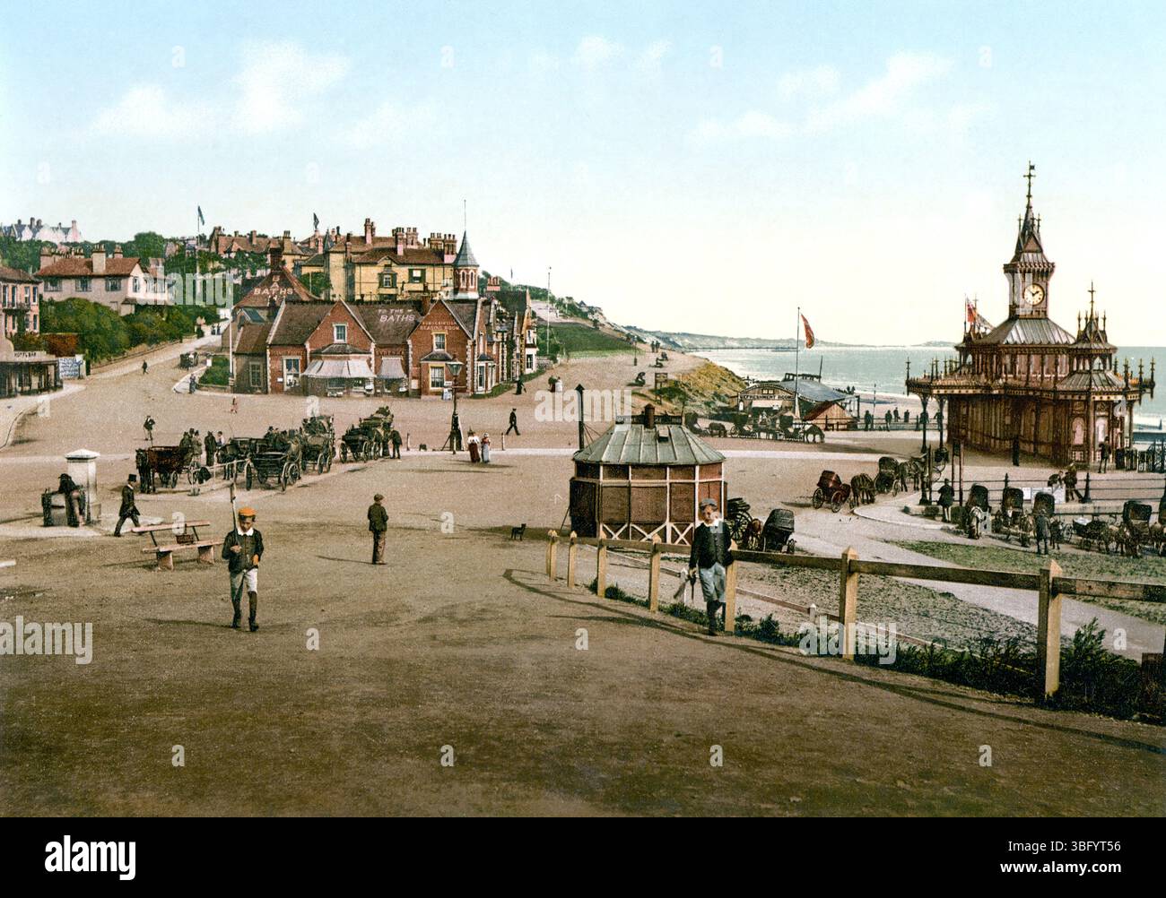 Bournemouth Pier, Dorset, England, hat ein historisches Foto von viktorianischer Küstenarchitektur und Menschenmassen am Pier und am Strand in Farbe gezeichnet Stockfoto