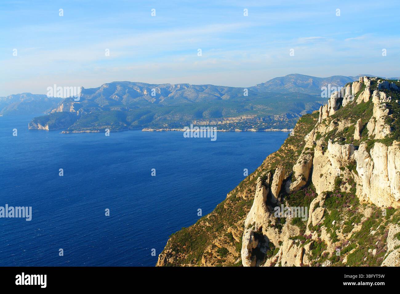 Cassis Hafen von den Bergrücken Stockfoto