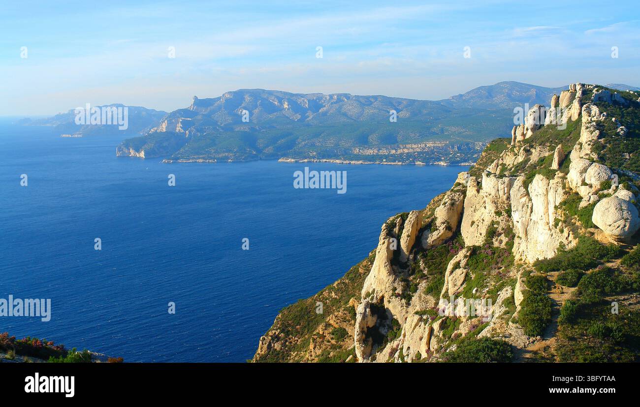 Cassis Hafen von den Bergrücken Stockfoto