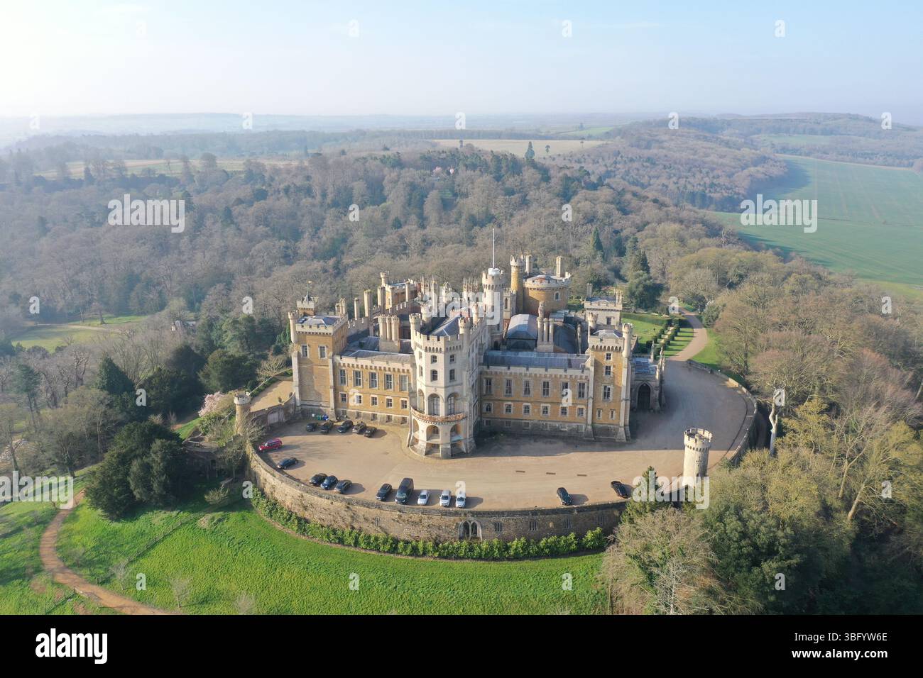Drohnenblick auf Belvoir Castle in der Nähe von Grantham, Leicestershire, England. Ein historisches Herrenhaus umgeben von Wald und Landschaft. Stockfoto