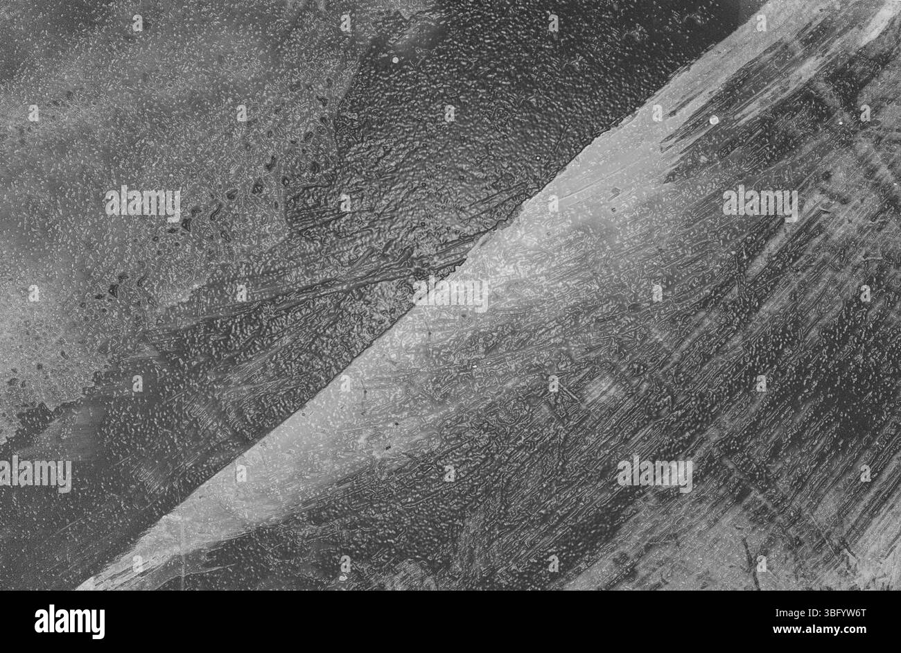 Abstrakter grauer Hintergrund mit Pinselstrichen und Texturen, die eine dynamische Komposition erzeugen Stockfoto