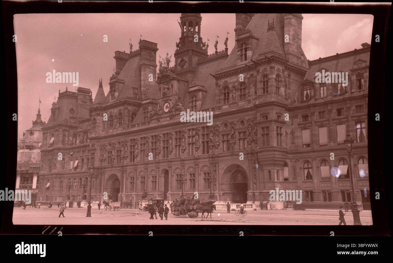 Dieses Foto aus dem Jahr 1913 zeigt Fußgänger und Fahrzeuge, die am Hôtel de Ville, dem wichtigsten Verwaltungsgebäude von Paris, vorbeifahren. Die Familie Arras besuchte Paris während ihrer Europatour 1913 und hielt wichtige historische Momente ihrer Reise fest. Edmund F. Arras dokumentierte diese Erfahrungen und bewahrte Szenen von Paris auf, bevor es vom Ersten Weltkrieg betroffen war Stockfoto