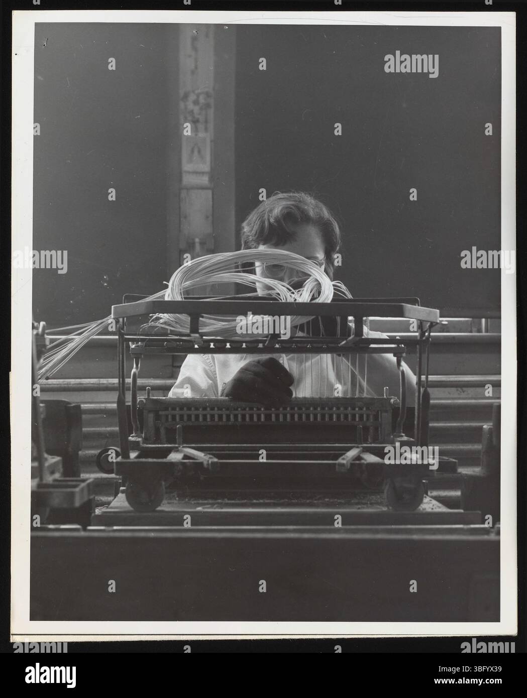 1955 arbeitete Emily Port im Werk der Hercules Powder Company in Port Ewen, New York, wo er Stecker und Brückendrähte in elektrische Strahlkappen einsetzte. Hercules Powder Company, gegründet 1912 nach einer Kartellvereinbarung mit DuPont, spezialisiert auf Sprengstoffe und rauchlose Pulver. Das Werk in Port Ewen produzierte Zünder für militärische Zwecke und Bauprojekte wie Steinbrüche, Minen und Tunnel. Stockfoto