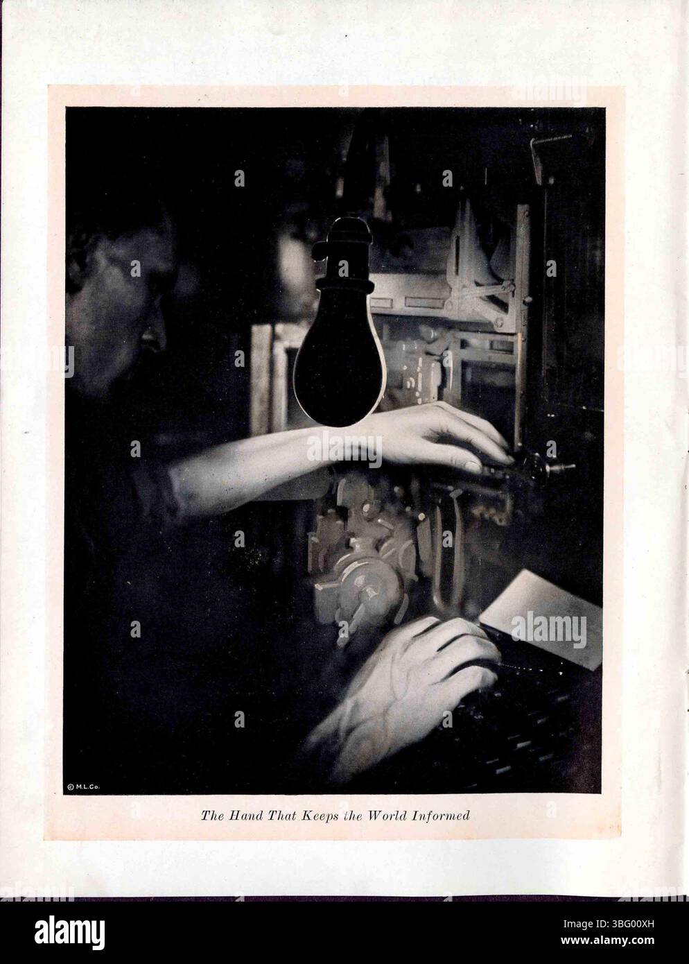 Auf Seite 6 werden die Methoden der Typeneinstellung von Mitchells in Greenfield, Indiana, untersucht, wobei der Schwerpunkt auf den Maschinen und Geräten liegt, die in diesem Prozess verwendet werden. Die Broschüre bietet Einblicke in die lokale Druckindustrie. Stockfoto