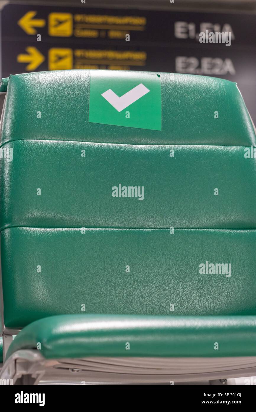 Die leeren Sitze mit Symbol für die zulässige Nutzung für SIT, internationaler Flughafen Stockfoto