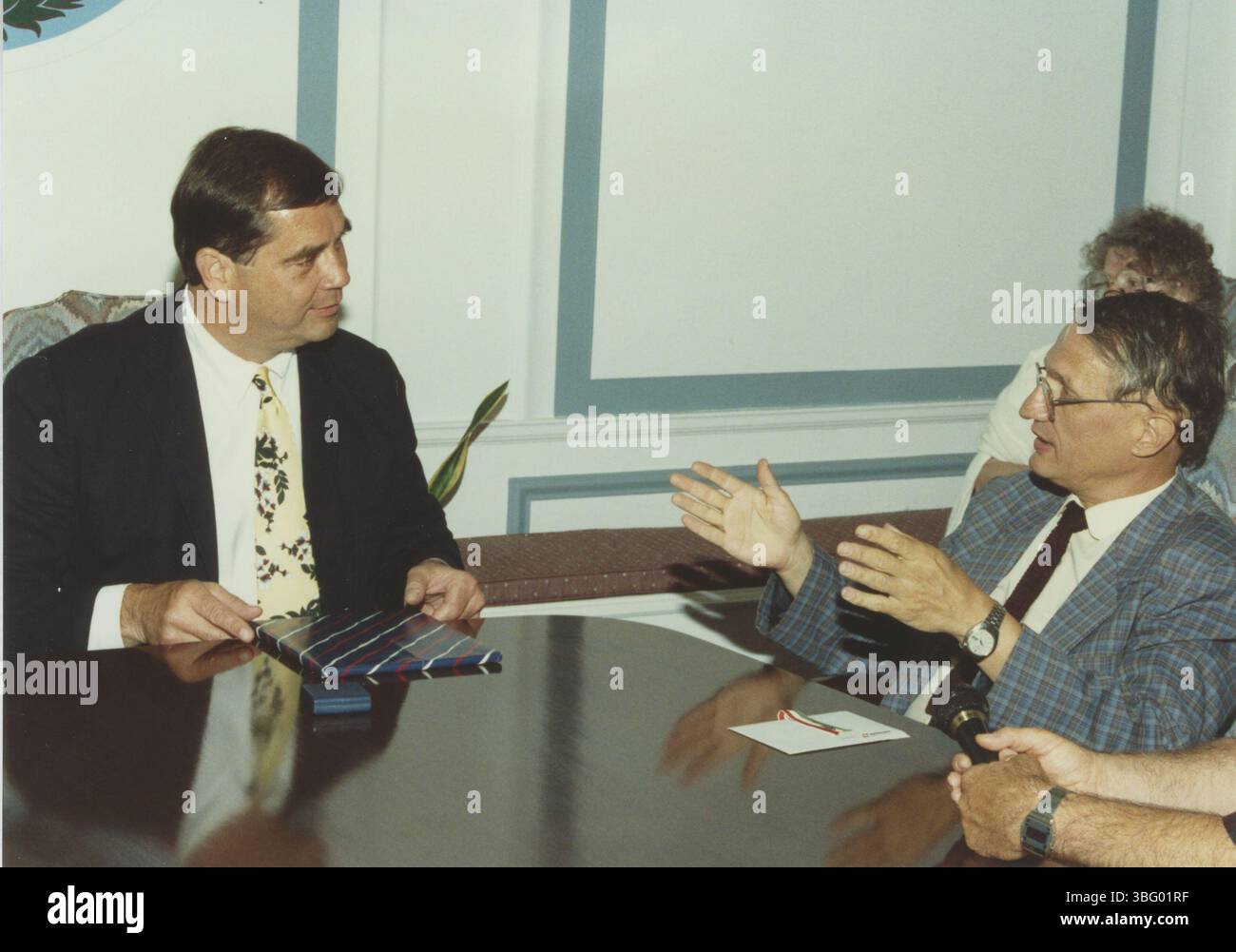 Greg Lashutka, Bürgermeister von Columbus, geboren am 28. März 1944, erhält 1992 während einer öffentlichen Veranstaltung eine Kopie des Heimatbuches Columbus: America's Crossroads. Stockfoto