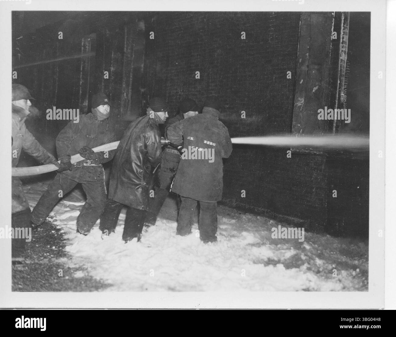 Diese Fotosammlung dokumentiert das Feuer am 19. Februar 1936 in der Oddfellows Hall. Der Brand brach am Ofen aus und führte zum Tod von fünf Feuerwehrleuten, als die Rückwand des Gebäudes einstürzte. Das vierstöckige Gebäude wurde 1868 erbaut. Der zerfallene Mörser wurde für den Zusammenbruch verantwortlich gemacht, bei dem mehrere Feuerwehrleute getötet und andere verletzt wurden. Die Veranstaltung führte zu verbesserten Sicherheitsmaßnahmen für die Feuerwehr in Columbus. Stockfoto