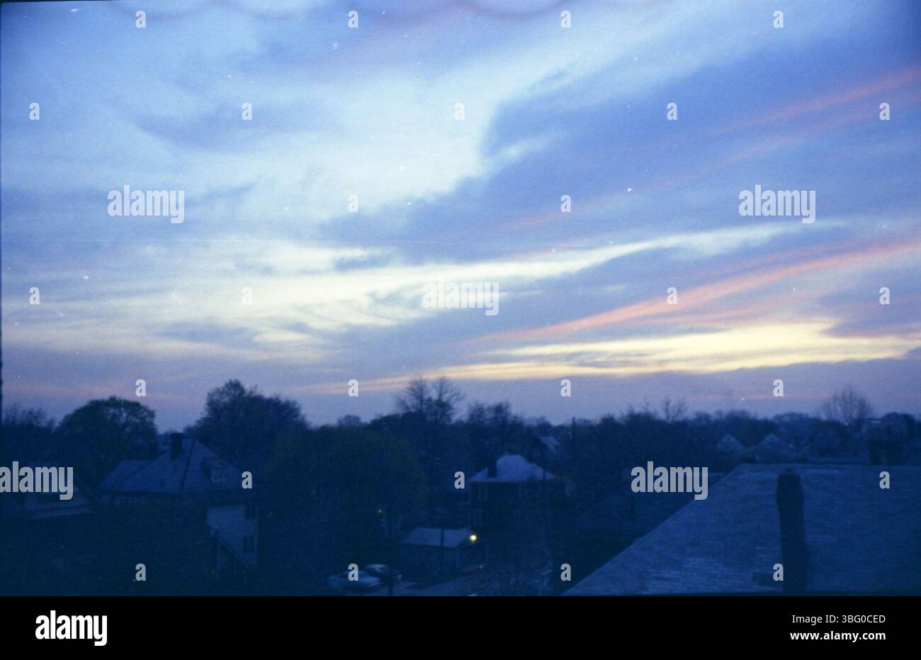 Dieses Foto von A.V. Shirk bei Sonnenuntergang aus dem Jahr 1975 zeigt das viktorianische Dorf in Columbus, Ohio, von seinem Dach auf der 350 West 5th Avenue aus gesehen. Shirk, ein Alumnus der Ohio State University, arbeitete als Radioproduzent und dokumentierte lokale kulturelle Veranstaltungen, darunter Volksmusik und Protestkonzerte in Veranstaltungsorten wie Sacred Mushroom und Larry's Bar. Stockfoto