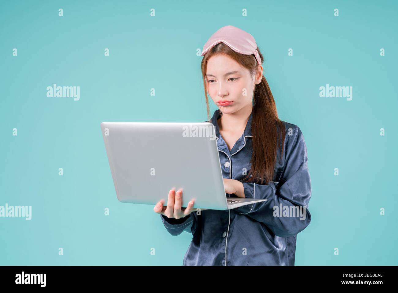 Asiatischer tragender Pyjama Unternehmer Notebook Social Lady, die online arbeitet, Eine junge Geschäftsfrau in Stockfoto
