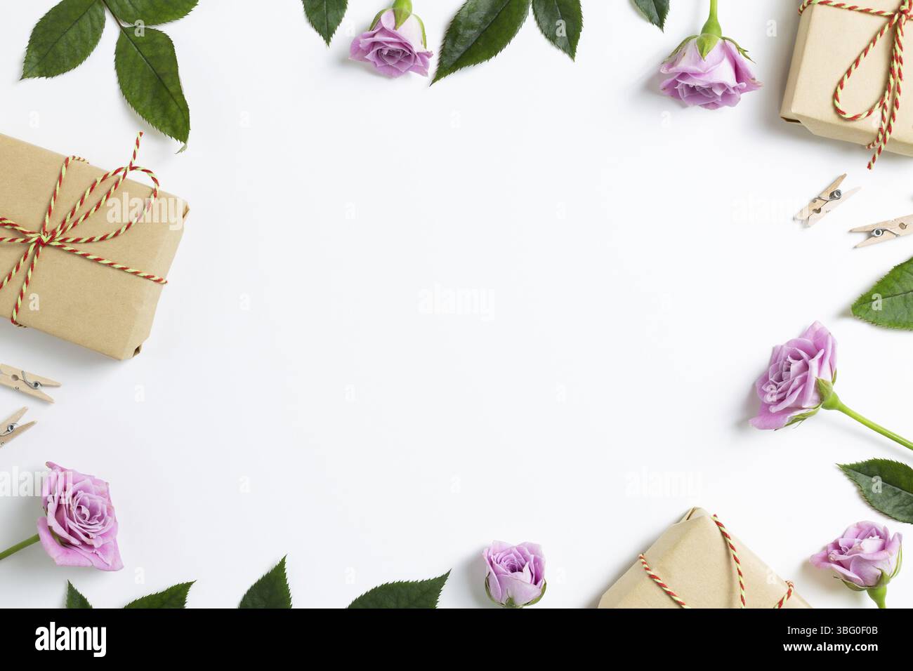 Rosa Rosenblüten mit Geschenkschachteln auf weißem Hintergrund. Florale Komposition, flach liegend, Draufsicht, Kopierraum Stockfoto
