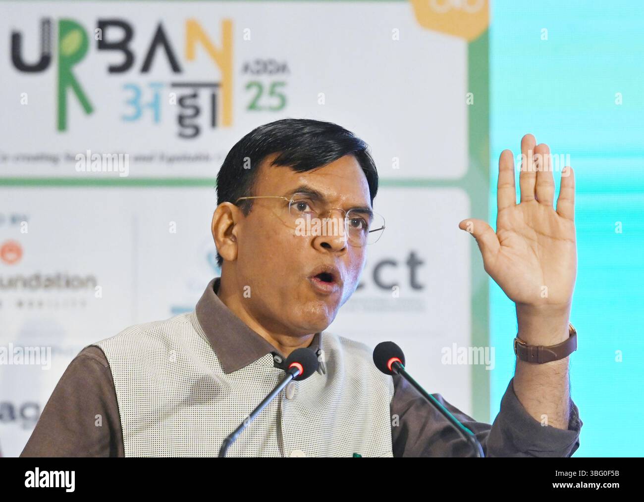 Neu-Delhi, Indien. Juni 2025. NEW DELHI, INDIEN - 3. JUNI: Der Minister für Jugend und Sport der Union Mansukh Mandaviya spricht während des vom ICCT organisierten Urban Adda 25 Konklaves am 3. Juni 2025 im Habitat Centre in Neu-Delhi, Indien. Ein dreitägiges Konklave zielt darauf ab, junge Stimmen, Experten und Führungskräfte zu vereinen, um nachhaltige urbane Zukünfte zu schaffen. (Foto: Vipin Kumar/Hindustan Times/SIPA USA) Credit: SIPA USA/Alamy Live News Stockfoto