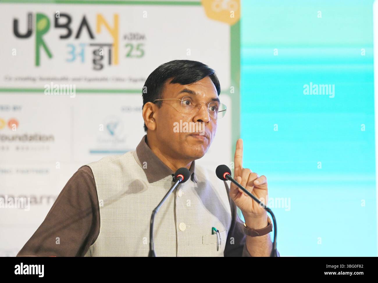 Neu-Delhi, Indien. Juni 2025. NEW DELHI, INDIEN - 3. JUNI: Der Minister für Jugend und Sport der Union Mansukh Mandaviya spricht während des vom ICCT organisierten Urban Adda 25 Konklaves am 3. Juni 2025 im Habitat Centre in Neu-Delhi, Indien. Ein dreitägiges Konklave zielt darauf ab, junge Stimmen, Experten und Führungskräfte zu vereinen, um nachhaltige urbane Zukünfte zu schaffen. (Foto: Vipin Kumar/Hindustan Times/SIPA USA) Credit: SIPA USA/Alamy Live News Stockfoto
