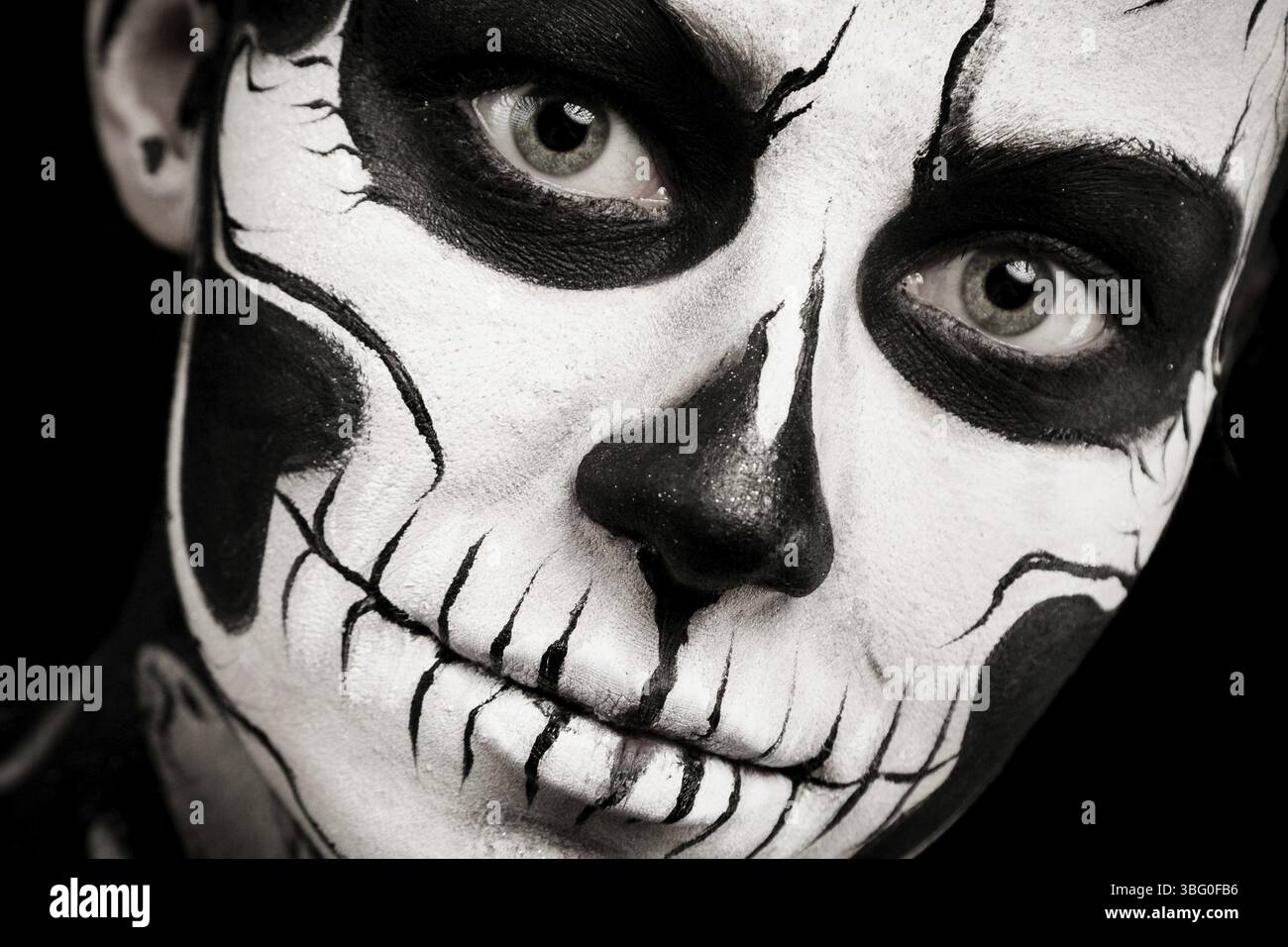 Isoliert auf schwarz, Nahaufnahme Bild, schöne junge Brünette kaukasische Frau mit scull Körperkunst, grau weit geöffneten Augen, Blick auf die Kamera Stockfoto