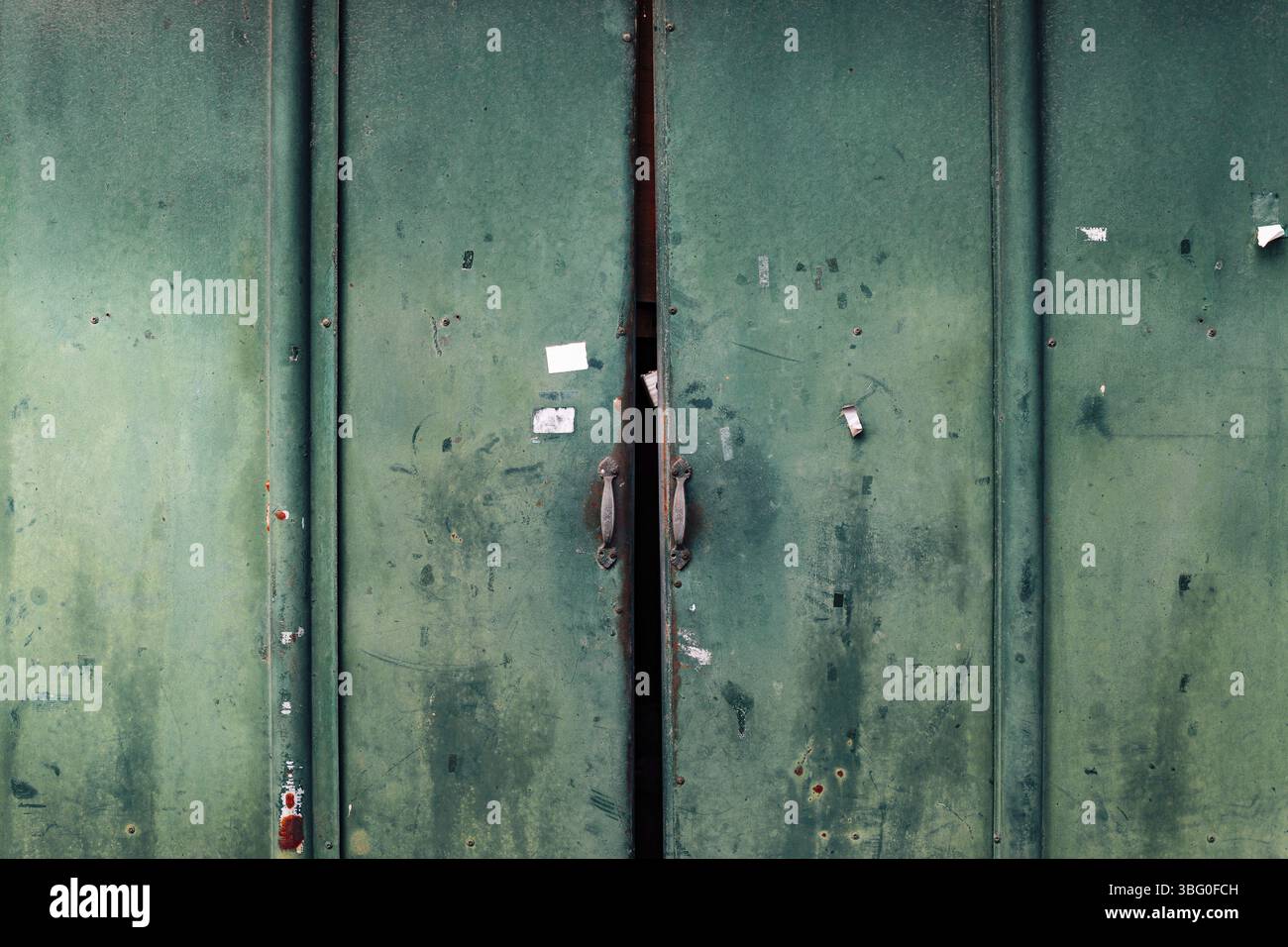 Geschlossener alter rostiger grüner Türhintergrund aus Metall Stockfoto