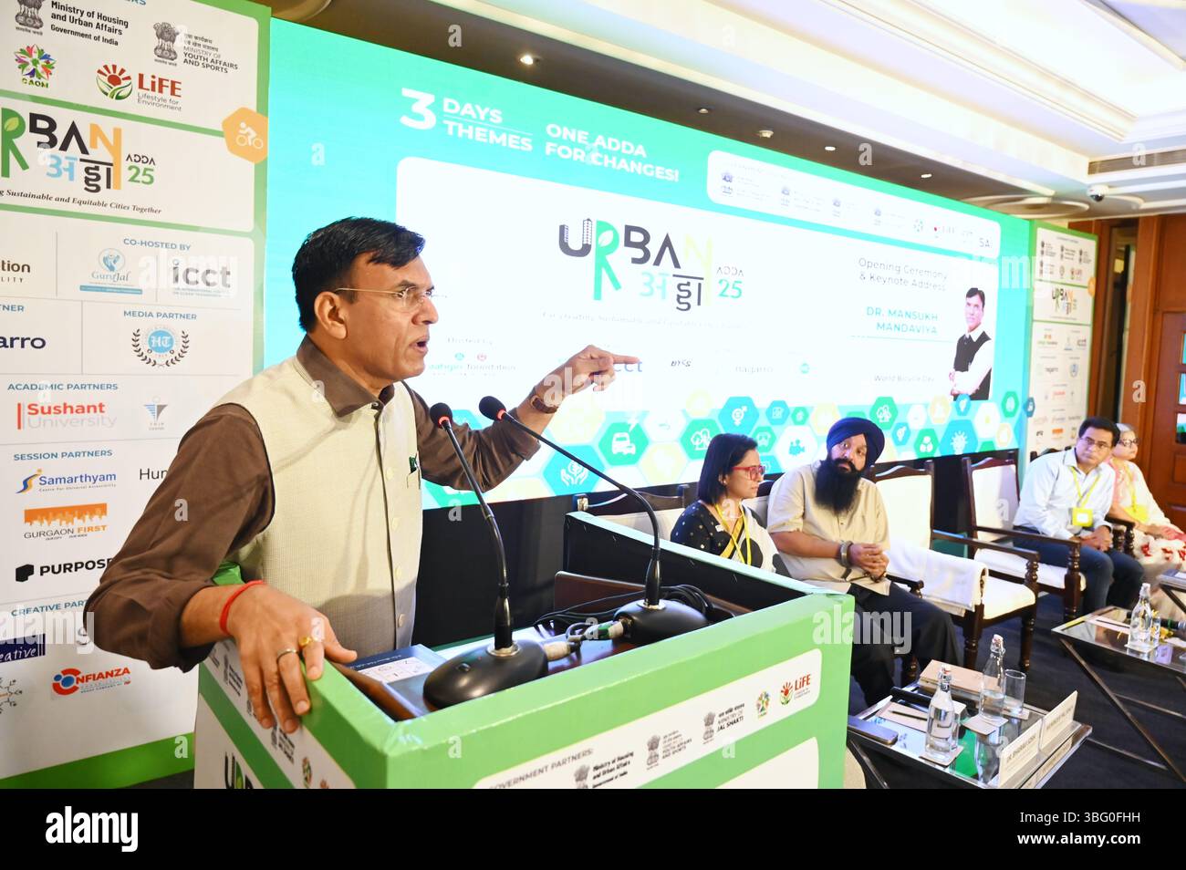 Neu-Delhi, Indien. Juni 2025. NEW DELHI, INDIEN - 3. JUNI: Der Minister für Jugend und Sport der Union Mansukh Mandaviya spricht während des vom ICCT organisierten Urban Adda 25 Konklaves am 3. Juni 2025 im Habitat Centre in Neu-Delhi, Indien. Ein dreitägiges Konklave zielt darauf ab, junge Stimmen, Experten und Führungskräfte zu vereinen, um nachhaltige urbane Zukünfte zu schaffen. (Foto: Vipin Kumar/Hindustan Times/SIPA USA) Credit: SIPA USA/Alamy Live News Stockfoto