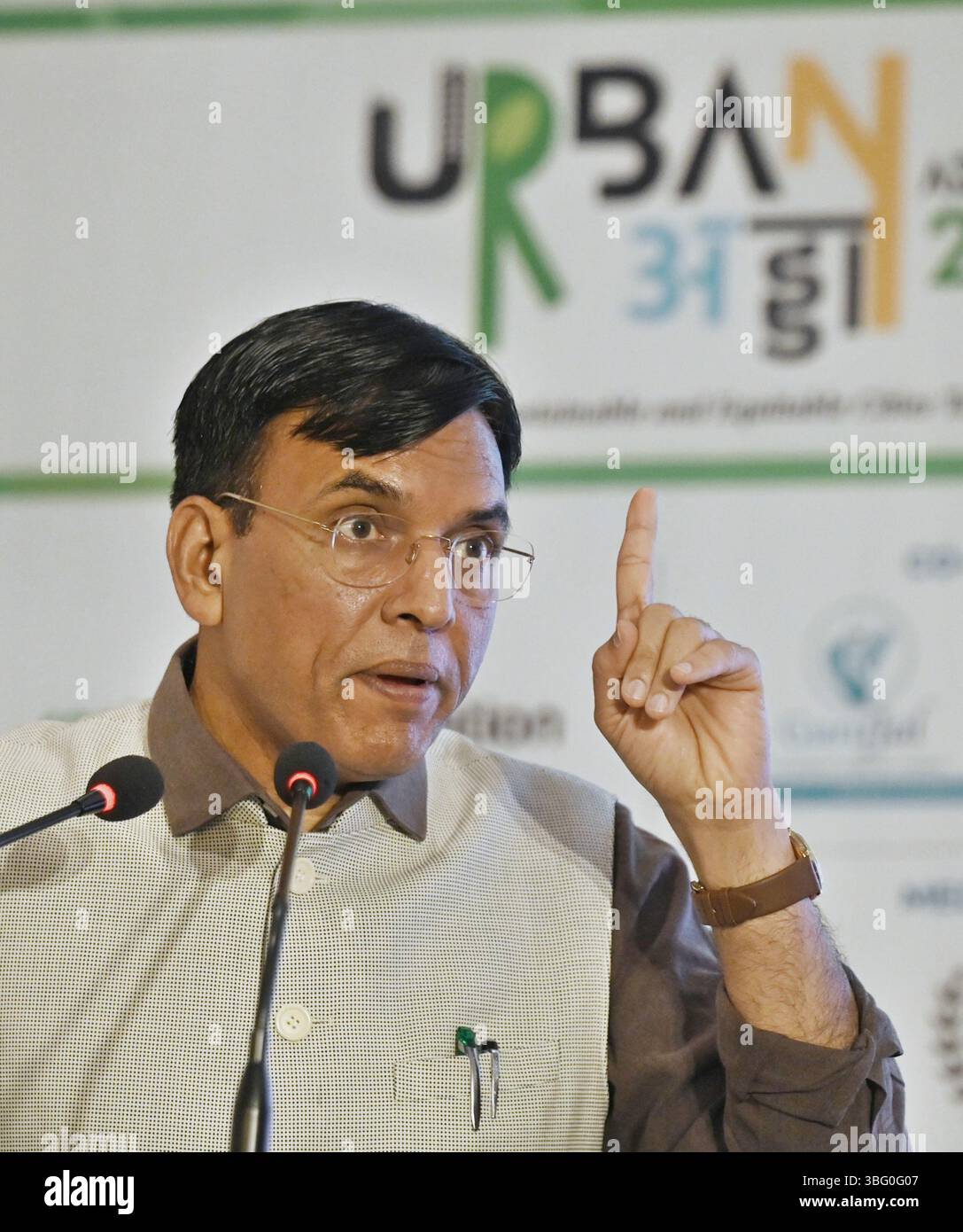 Neu-Delhi, Indien. Juni 2025. NEW DELHI, INDIEN - 3. JUNI: Der Minister für Jugend und Sport der Union Mansukh Mandaviya spricht während des vom ICCT organisierten Urban Adda 25 Konklaves am 3. Juni 2025 im Habitat Centre in Neu-Delhi, Indien. Ein dreitägiges Konklave zielt darauf ab, junge Stimmen, Experten und Führungskräfte zu vereinen, um nachhaltige urbane Zukünfte zu schaffen. (Foto: Vipin Kumar/Hindustan Times/SIPA USA) Credit: SIPA USA/Alamy Live News Stockfoto