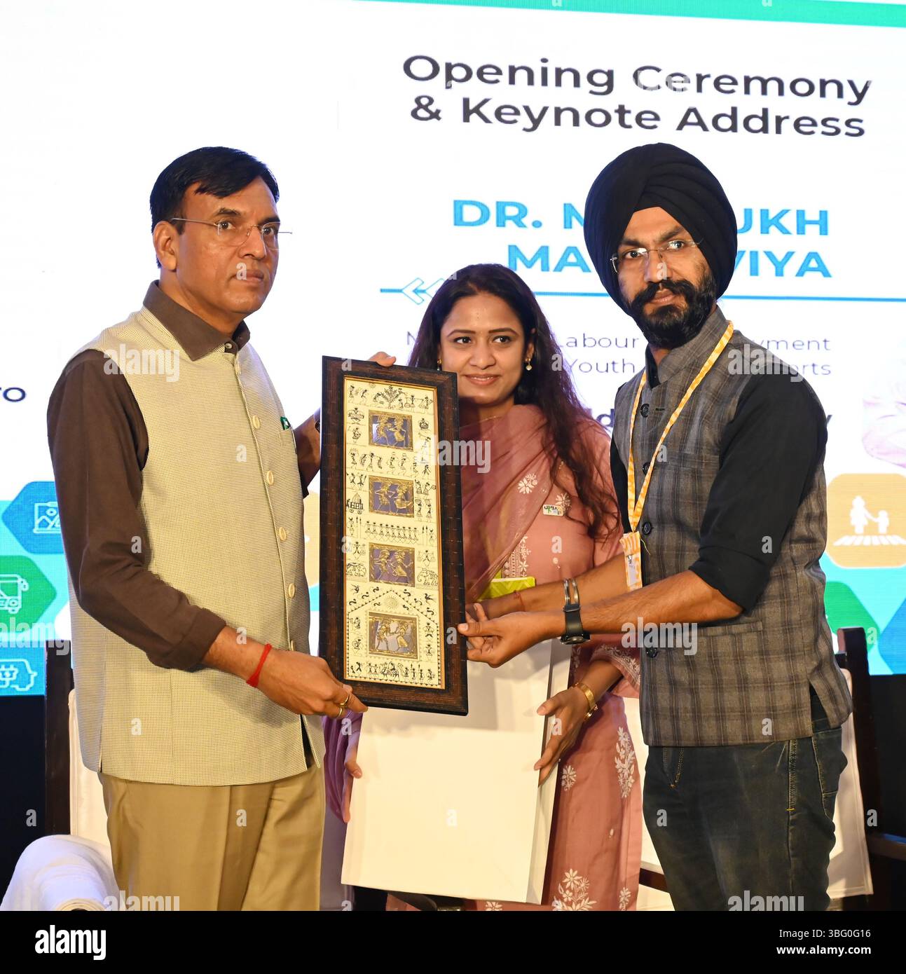Neu-Delhi, Indien. Juni 2025. NEW DELHI, INDIEN - 3. JUNI: Der Minister für Jugend und Sport Mansukh Mandaviya feierte während des vom ICCT organisierten Konklaves Urban Adda 25 am 3. Juni 2025 im Habitat Centre in Neu-Delhi, Indien. Ein dreitägiges Konklave zielt darauf ab, junge Stimmen, Experten und Führungskräfte zu vereinen, um nachhaltige urbane Zukünfte zu schaffen. (Foto: Vipin Kumar/Hindustan Times/SIPA USA) Credit: SIPA USA/Alamy Live News Stockfoto