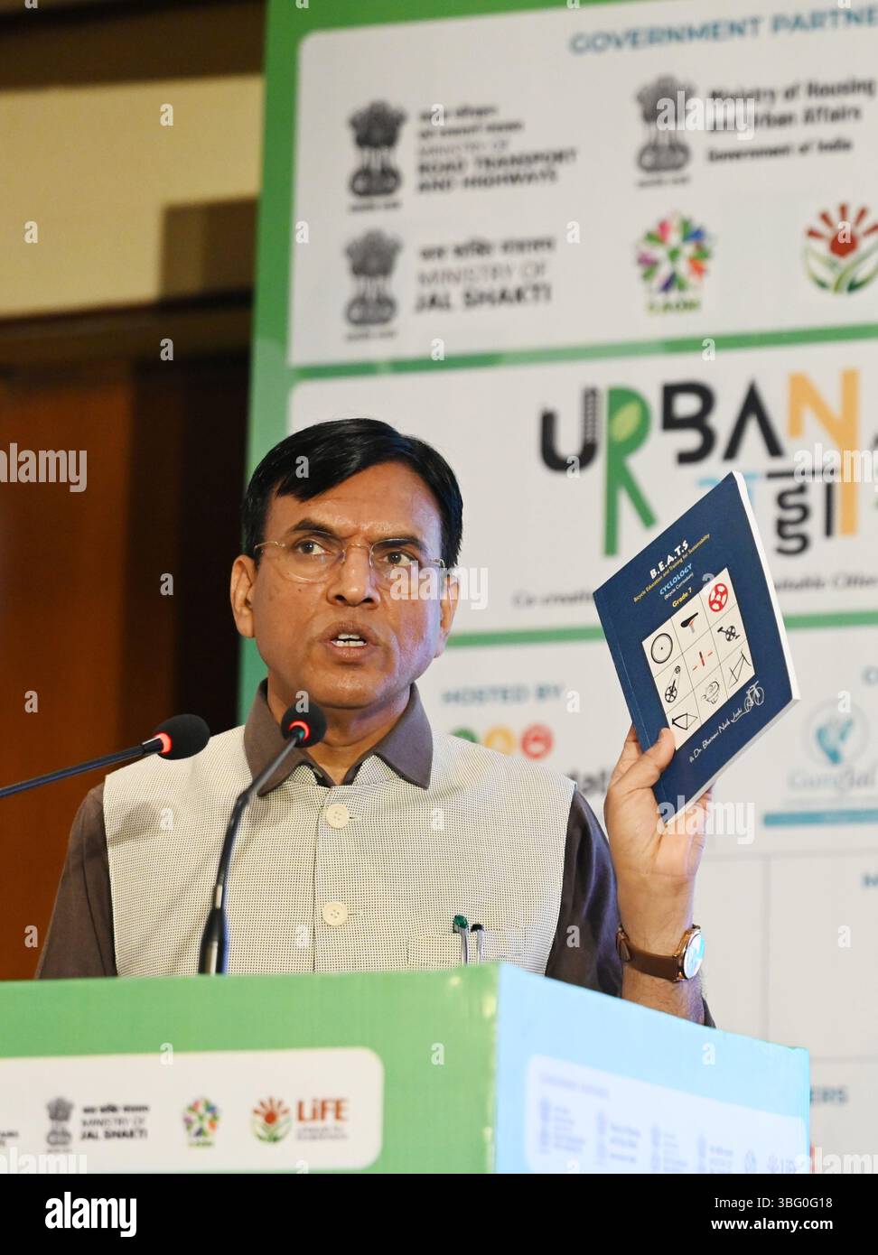 Neu-Delhi, Indien. Juni 2025. NEW DELHI, INDIEN - 3. JUNI: Der Minister für Jugend und Sport der Union Mansukh Mandaviya spricht während des vom ICCT organisierten Urban Adda 25 Konklaves am 3. Juni 2025 im Habitat Centre in Neu-Delhi, Indien. Ein dreitägiges Konklave zielt darauf ab, junge Stimmen, Experten und Führungskräfte zu vereinen, um nachhaltige urbane Zukünfte zu schaffen. (Foto: Vipin Kumar/Hindustan Times/SIPA USA) Credit: SIPA USA/Alamy Live News Stockfoto
