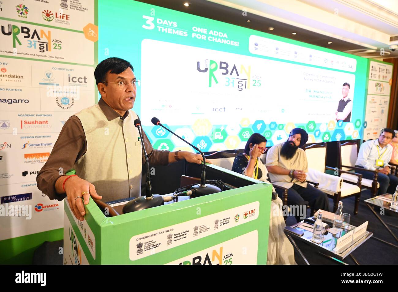 Neu-Delhi, Indien. Juni 2025. NEW DELHI, INDIEN - 3. JUNI: Der Minister für Jugend und Sport der Union Mansukh Mandaviya spricht während des vom ICCT organisierten Urban Adda 25 Konklaves am 3. Juni 2025 im Habitat Centre in Neu-Delhi, Indien. Ein dreitägiges Konklave zielt darauf ab, junge Stimmen, Experten und Führungskräfte zu vereinen, um nachhaltige urbane Zukünfte zu schaffen. (Foto: Vipin Kumar/Hindustan Times/SIPA USA) Credit: SIPA USA/Alamy Live News Stockfoto