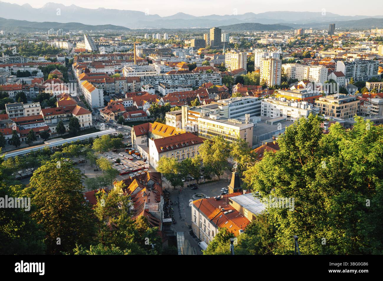 Panoramablick auf die Stadt Ljubljana von der Burg in Slowenien Stockfoto