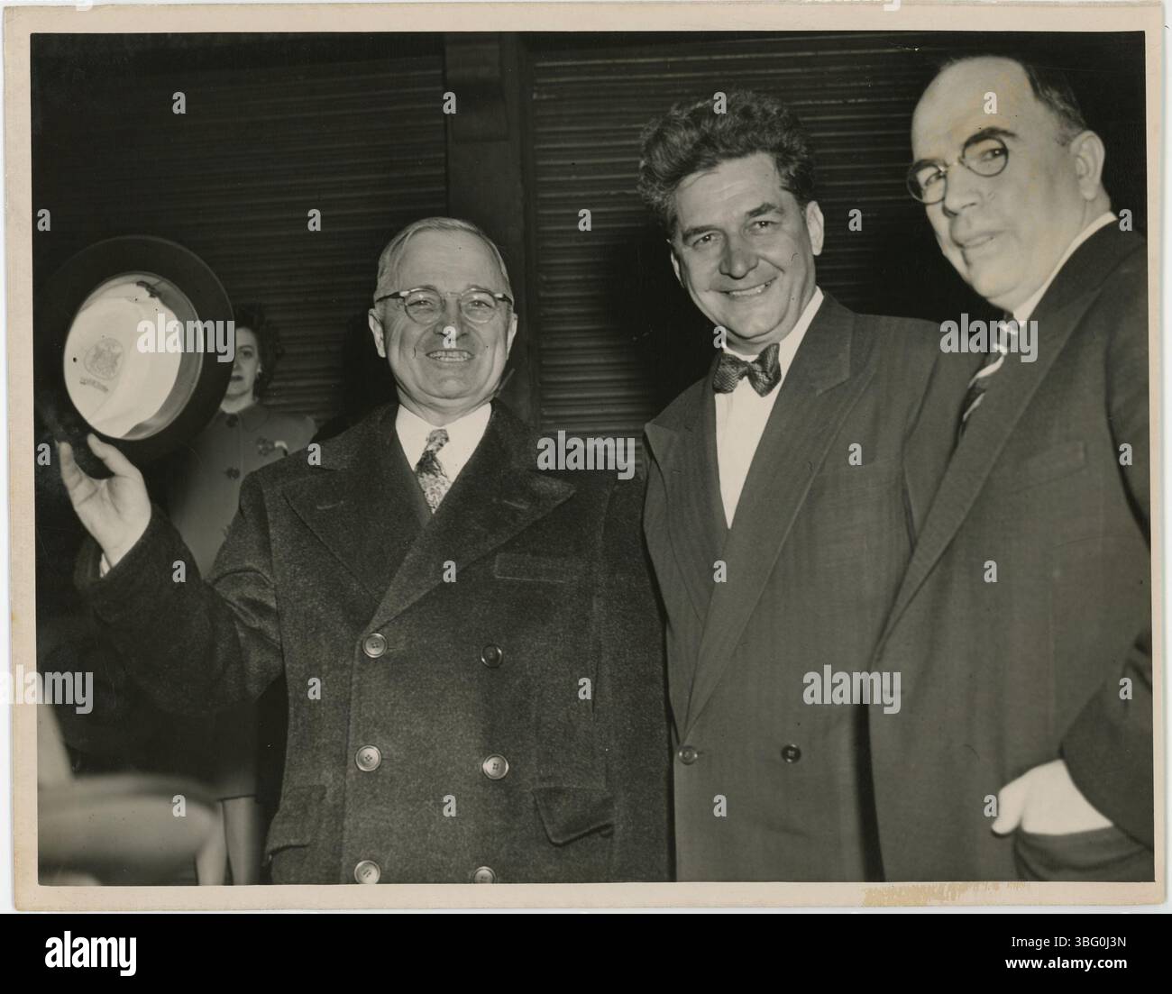 Ein Foto von 1946, das Präsident Harry S. Truman mit Gouverneur Frank Lausche und Bischof Garfield Bromley Oxnam während Trumans Besuch in Columbus, Ohio, zeigt. Die Veranstaltung fand am 6. März 1946 auf der Konferenz des Federal Council of the Church of Christ in America statt. Stockfoto