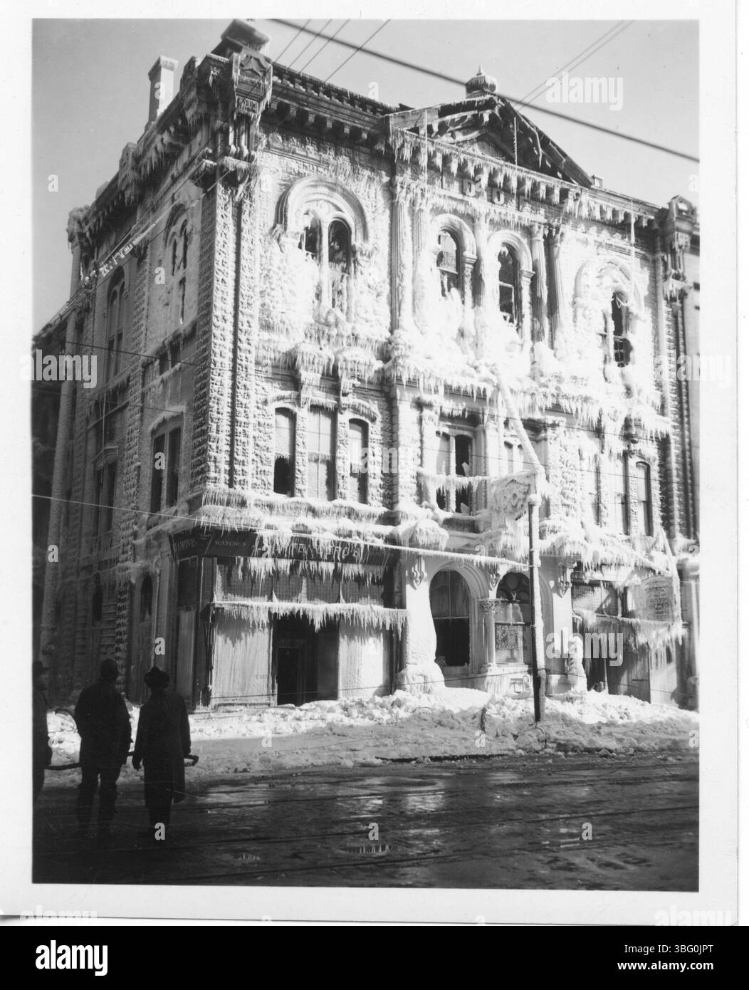Bilder vom 19. Februar 1936, Feuer in der Oddfellows Hall, wo fünf Columbus-Feuerwehrleute bei einem tragischen Zusammenbruch ums Leben kamen. Dem Vernehmen nach brach der Brand am Ofen aus und zerfallener Mörtel zwischen Ziegeln schwächte die Westwand. Der Zusammenbruch tötete fünf Feuerwehrleute und verletzte andere. Das Gebäude war eines der ältesten Gebäude von Columbus und wurde 1868 erbaut. Das Ereignis hatte dauerhafte Auswirkungen auf die Feuerwehr und die Sicherheitsprotokolle der Stadt. Stockfoto